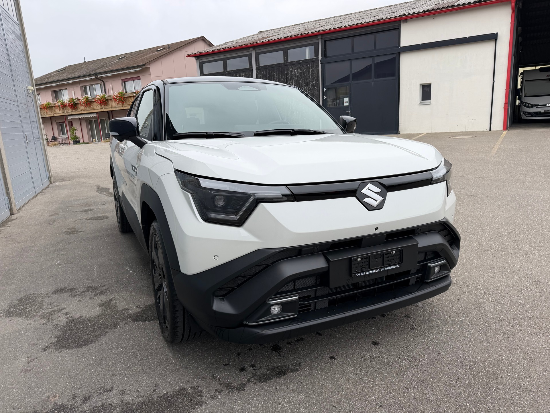 SUZUKI e-Vitara 61kWh Sakura Top 4x4-image-1