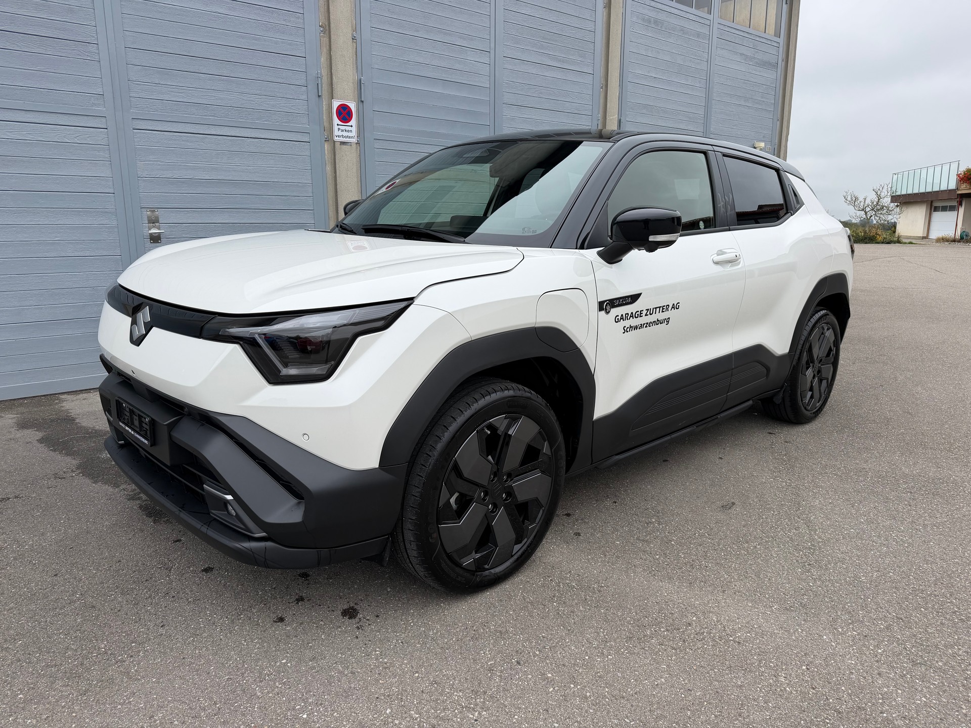 SUZUKI e-Vitara 61kWh Sakura Top 4x4