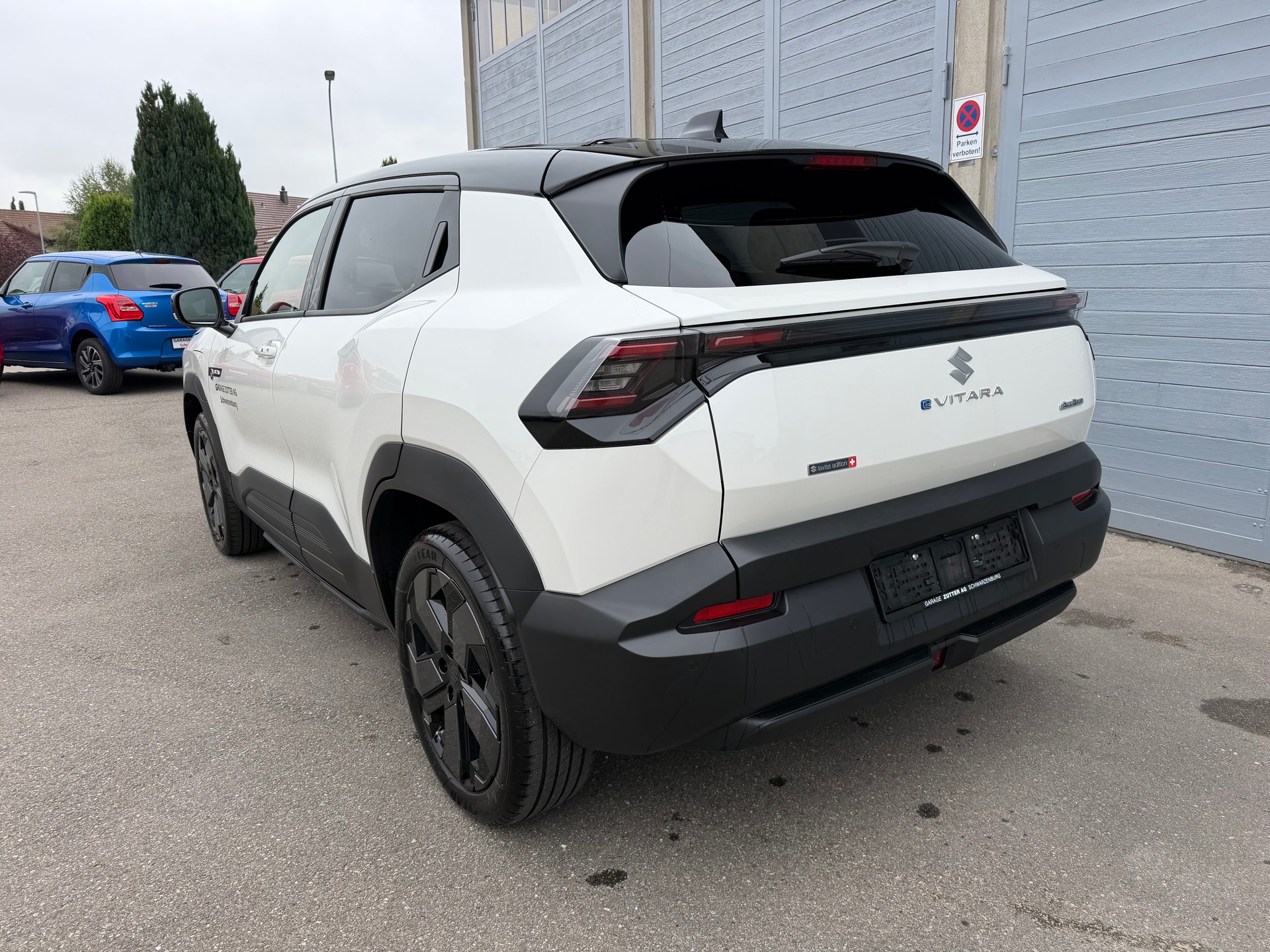 SUZUKI e-Vitara 61kWh Sakura Top 4x4-image-3