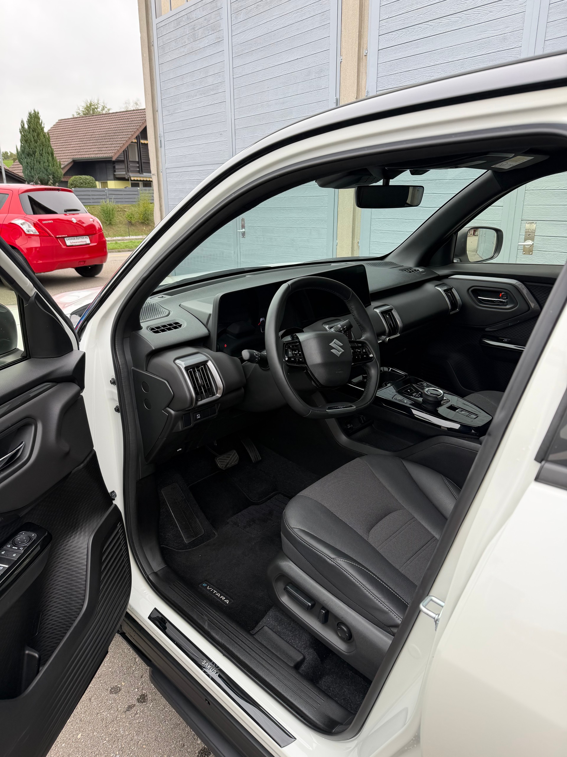 SUZUKI e-Vitara 61kWh Sakura Top 4x4-image-4