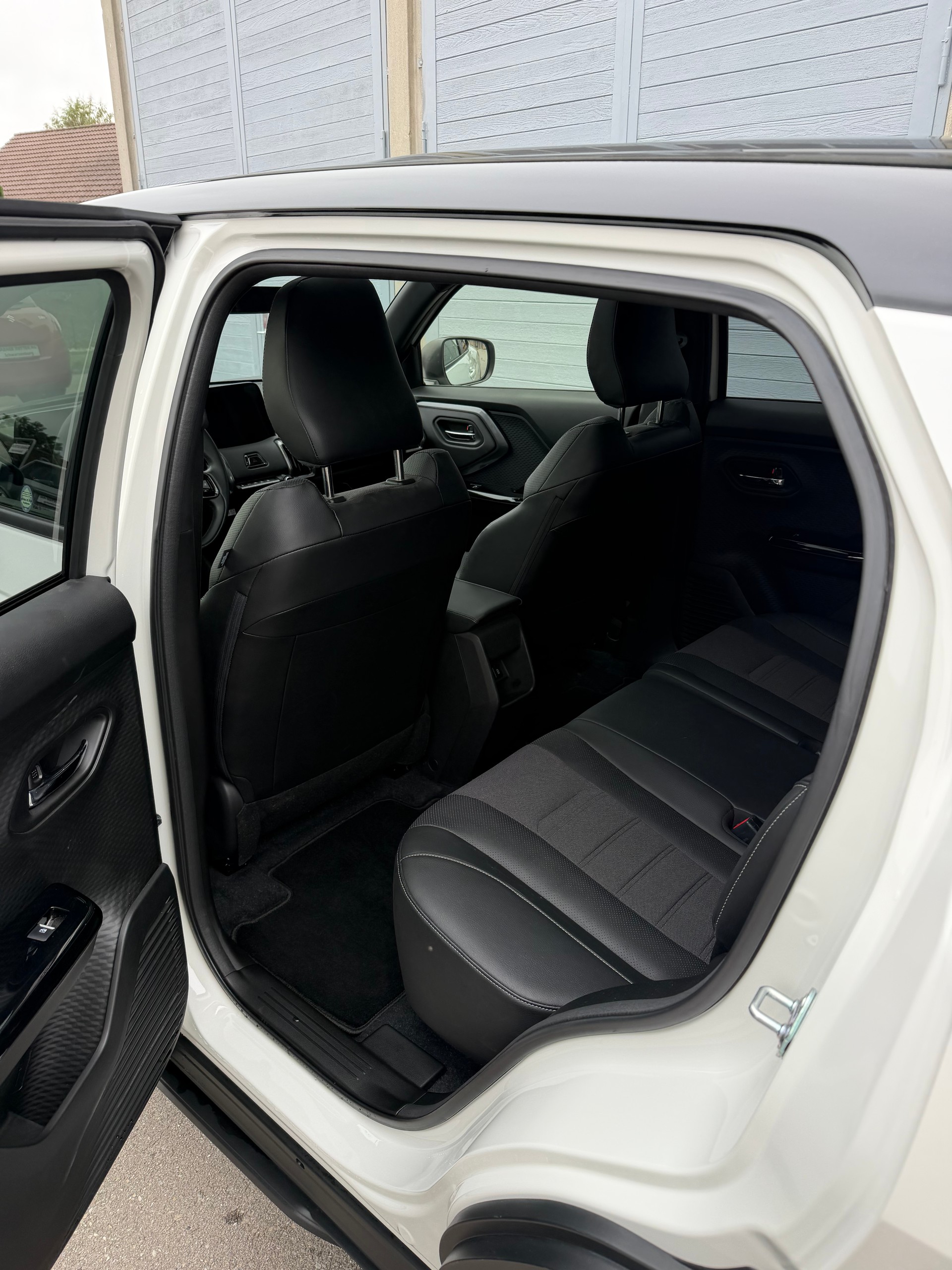 SUZUKI e-Vitara 61kWh Sakura Top 4x4-image-5