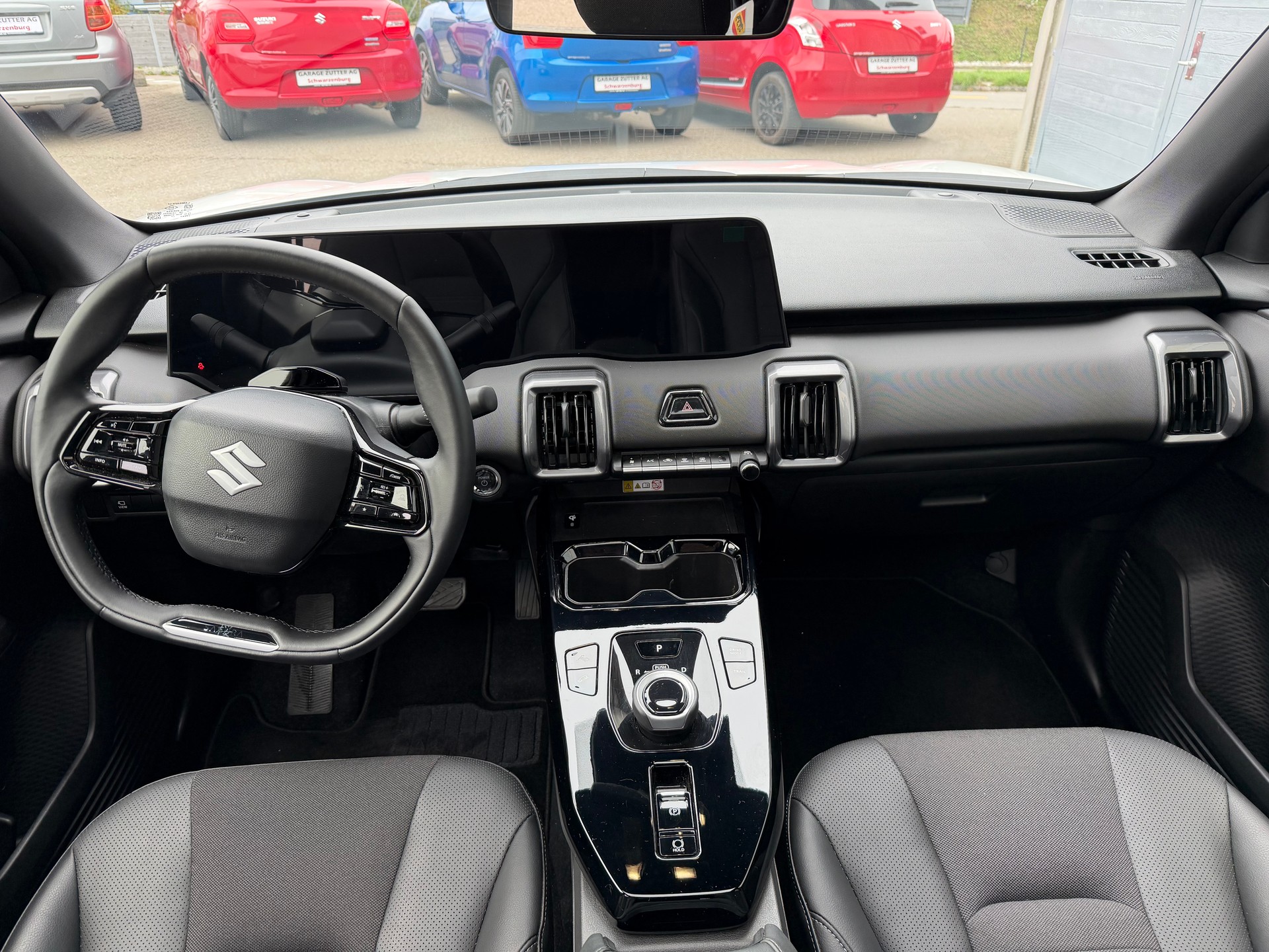 SUZUKI e-Vitara 61kWh Sakura Top 4x4-image-6