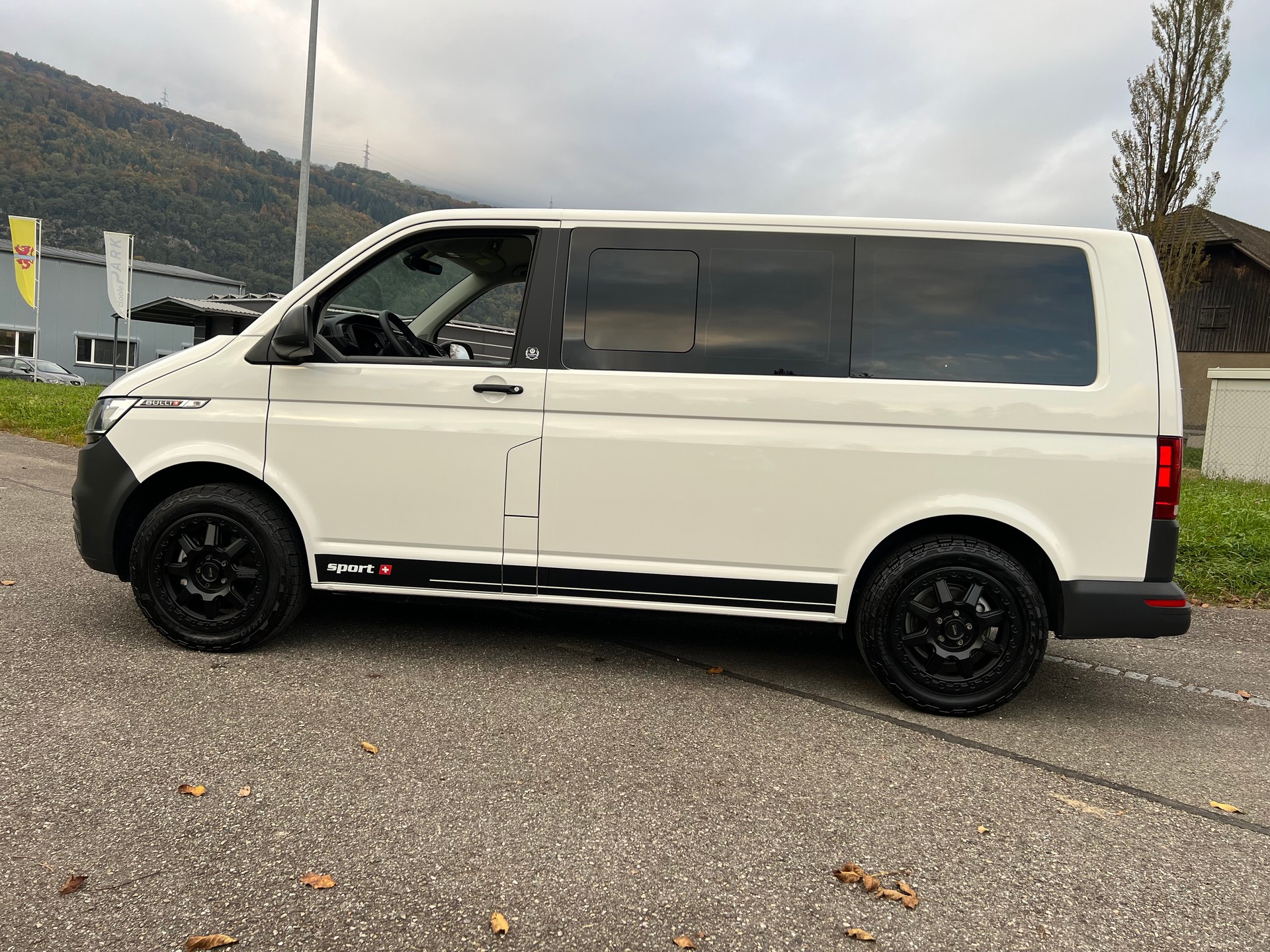 VW T6.1 BUS 9 PLÄTZER "EDITION SPORT" MIT DSG AUTOMAT. CH WAGEN. 2.0 TDI. LEASING 399.--image-1