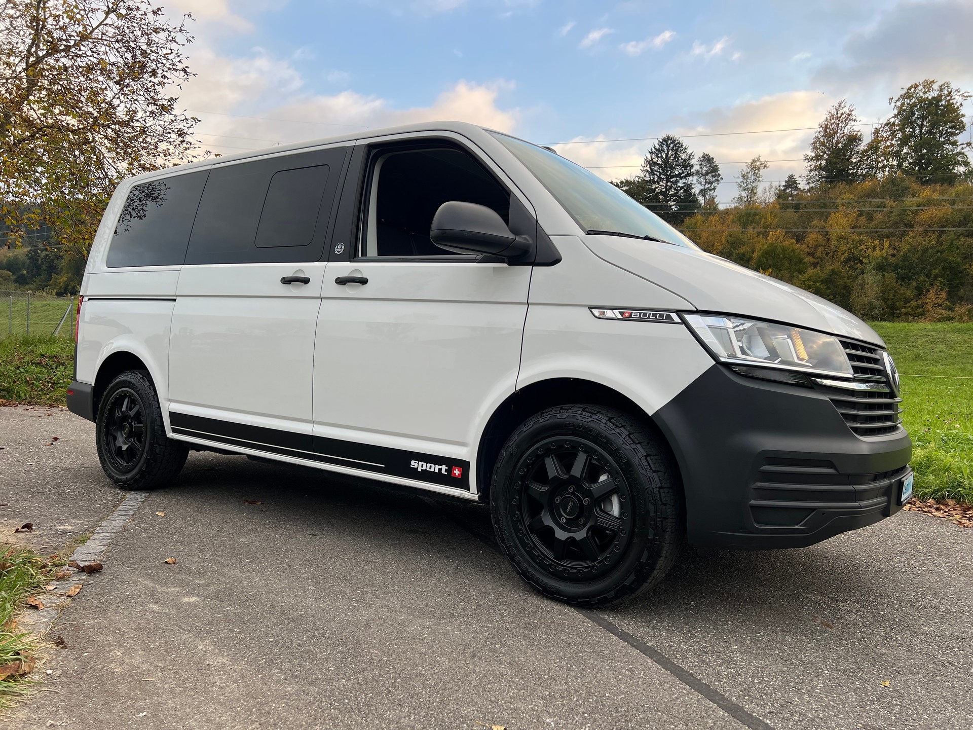 VW T6.1 BUS 9 PLÄTZER "EDITION SPORT" MIT DSG AUTOMAT. CH WAGEN. 2.0 TDI. LEASING 399.--image-2