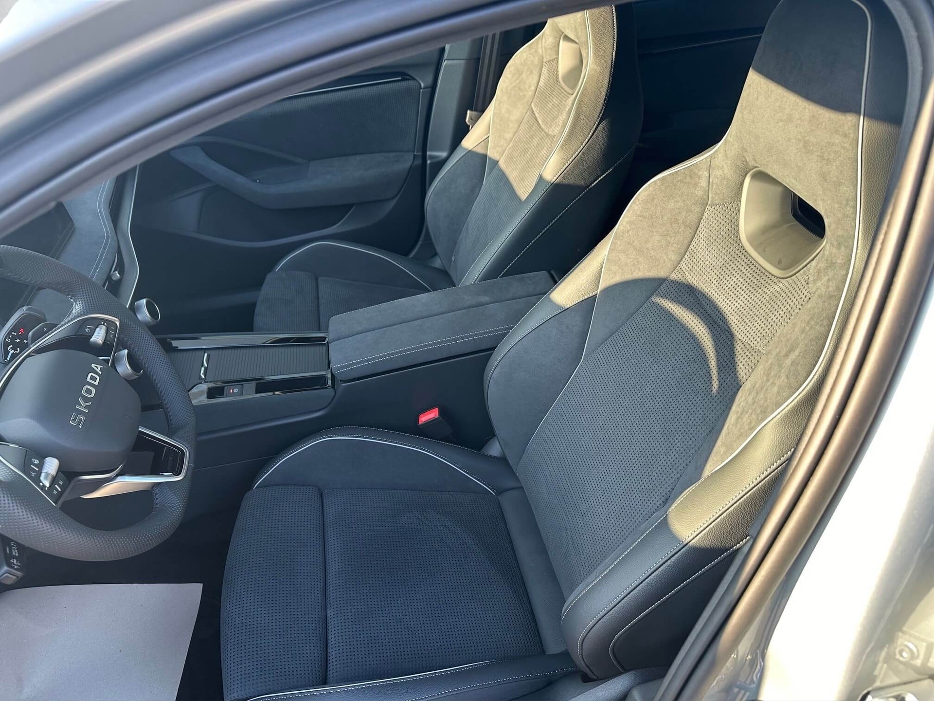 SKODA Superb Combi 2.0 TSI Sportline 4x4 DSG-image-4