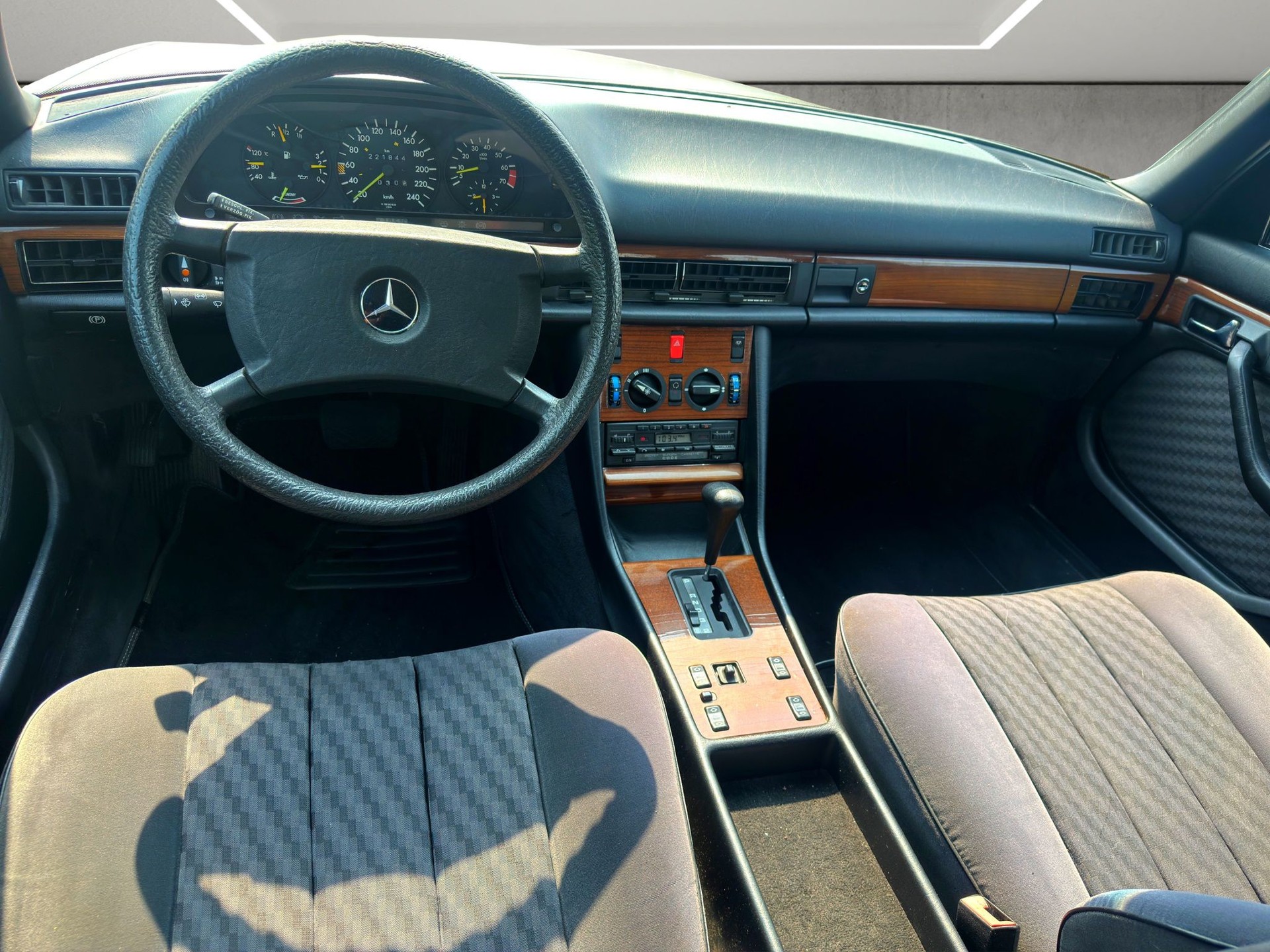 MERCEDES-BENZ 300 SE-image-11