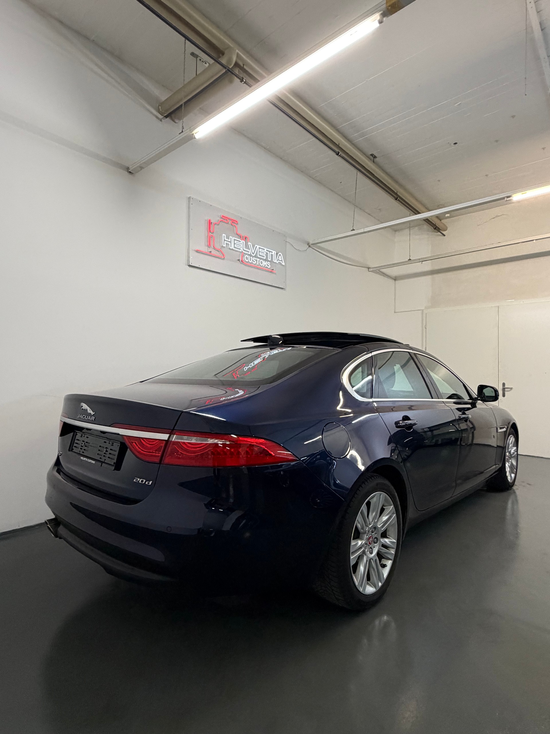 JAGUAR XF 20d Portfolio Automatic-image-2