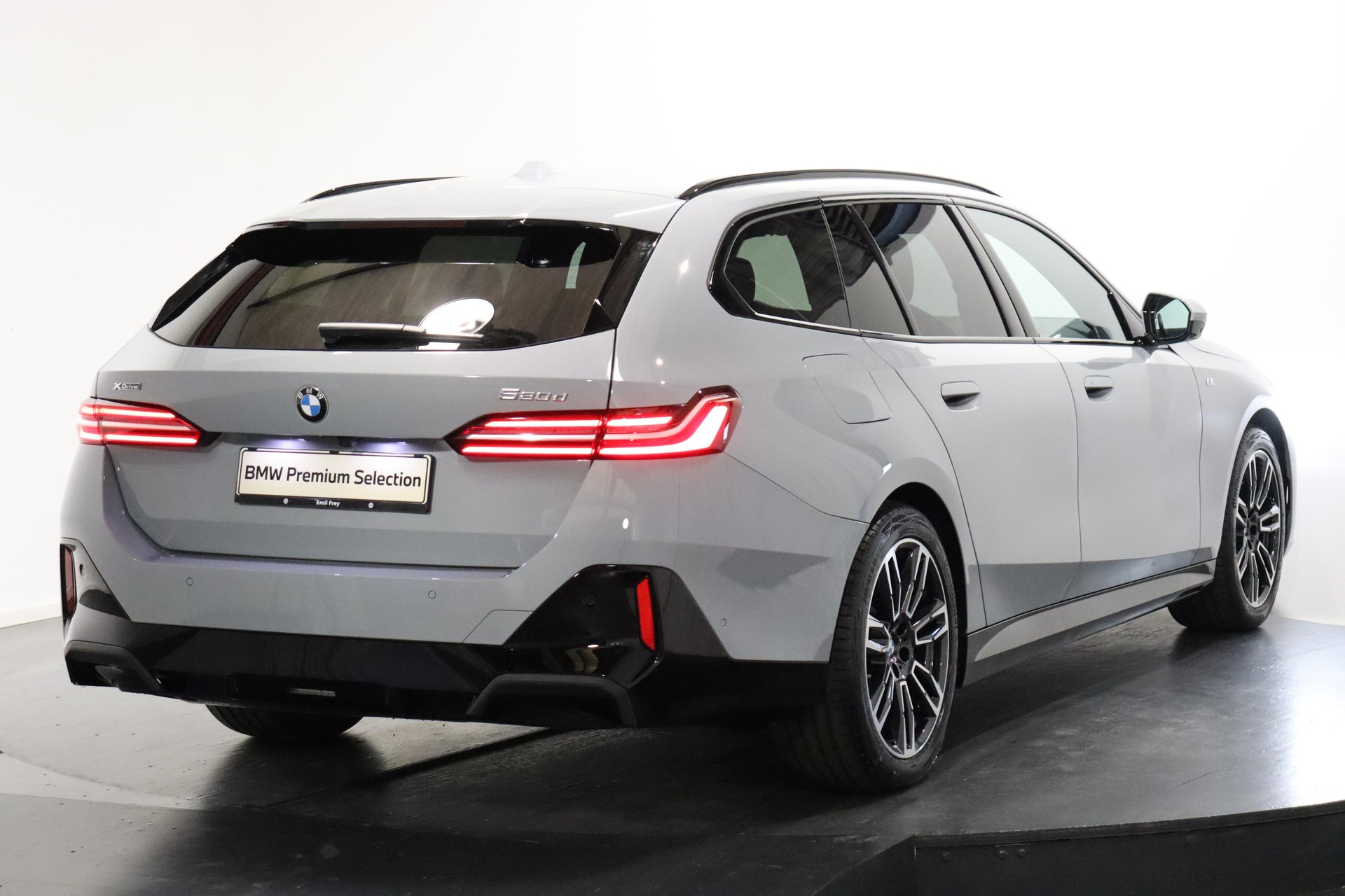 BMW 520d xDrive Touring-image-2