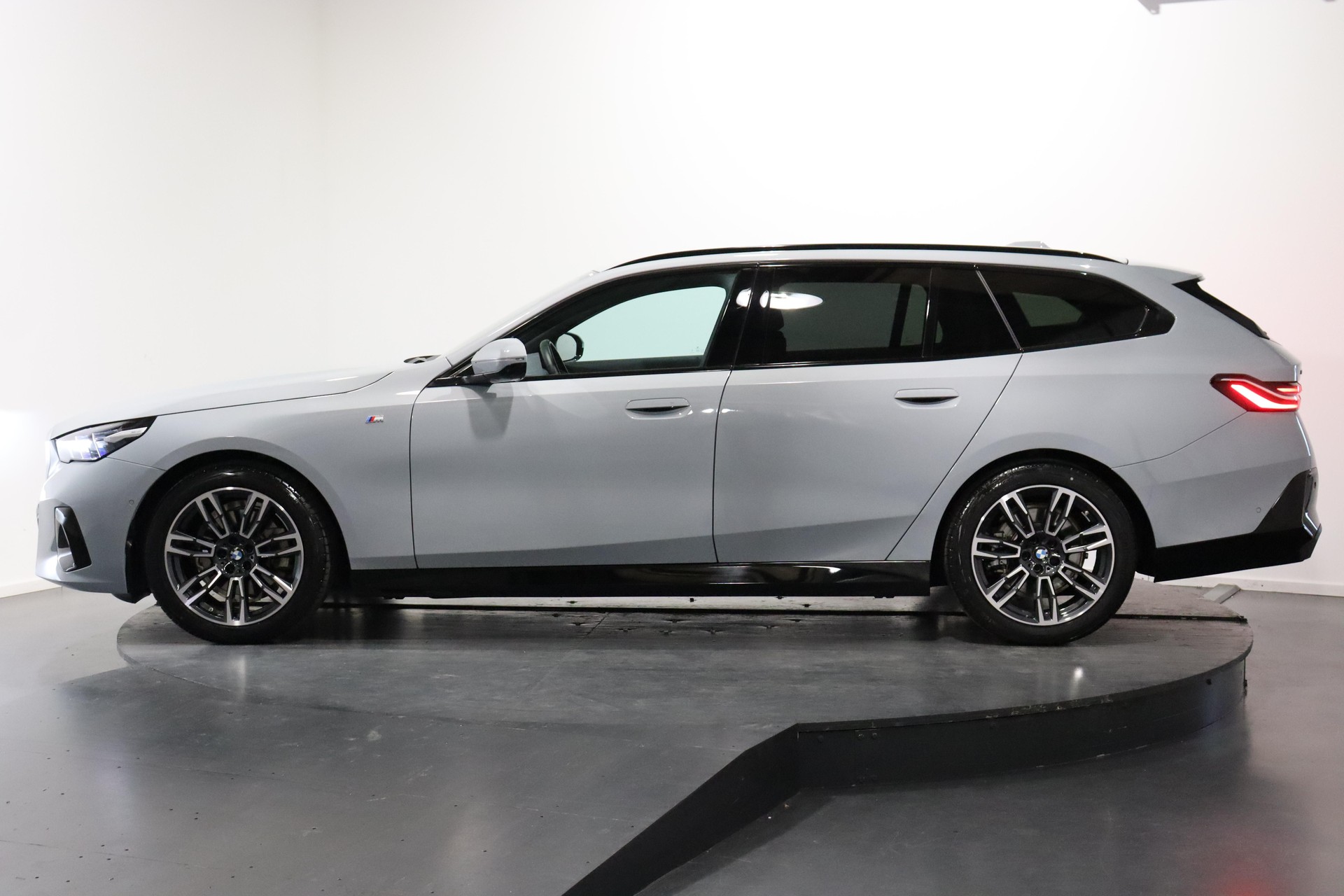 BMW 520d xDrive Touring-image-1