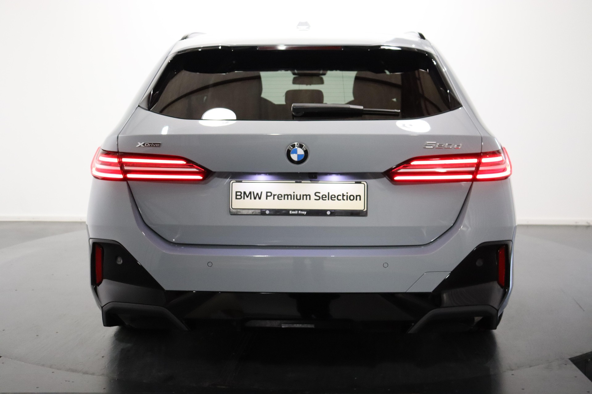 BMW 520d xDrive Touring-image-3