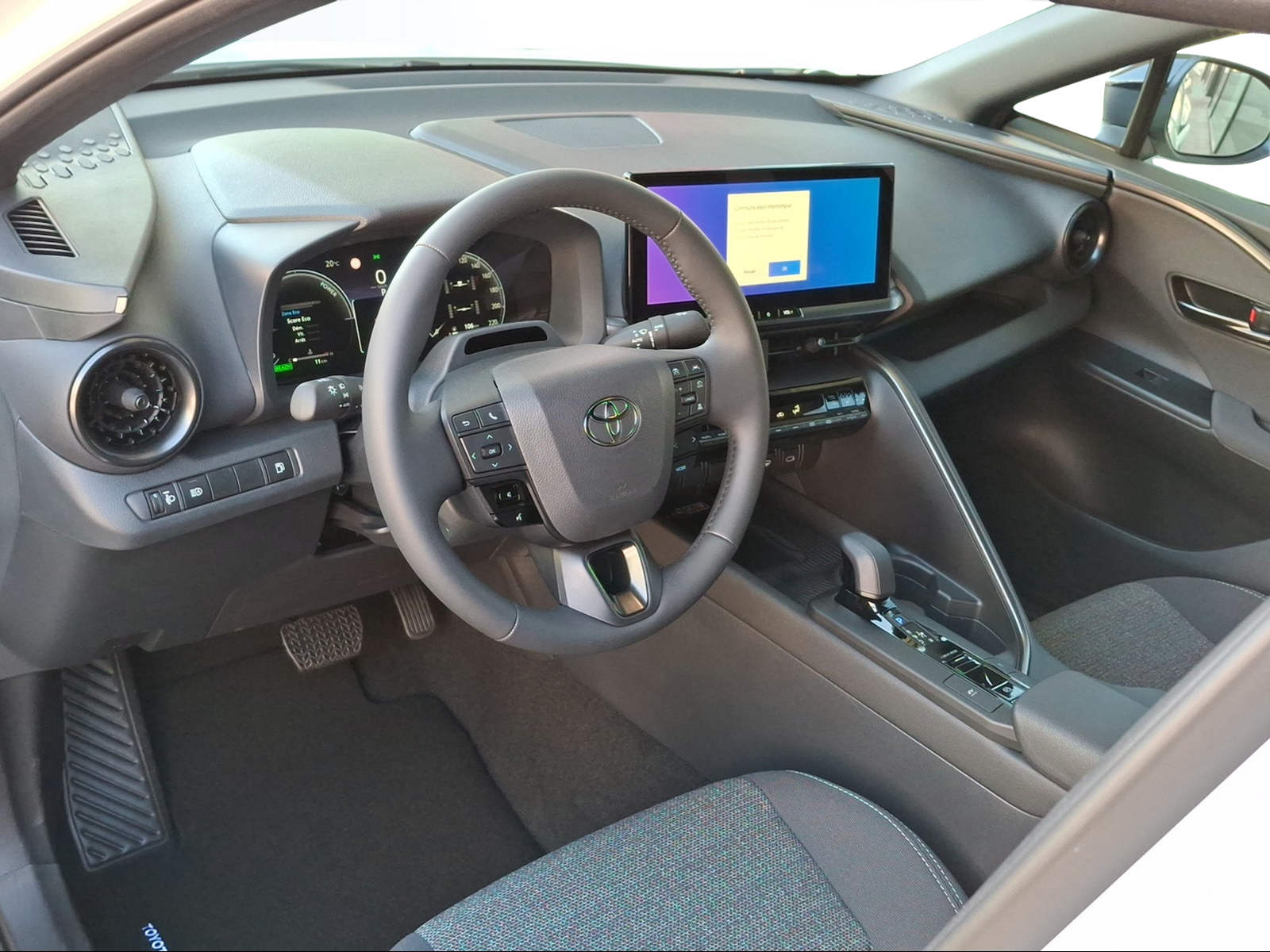 TOYOTA C-HR 2.0 HSD CVT Swiss Edition 4WD-image-9