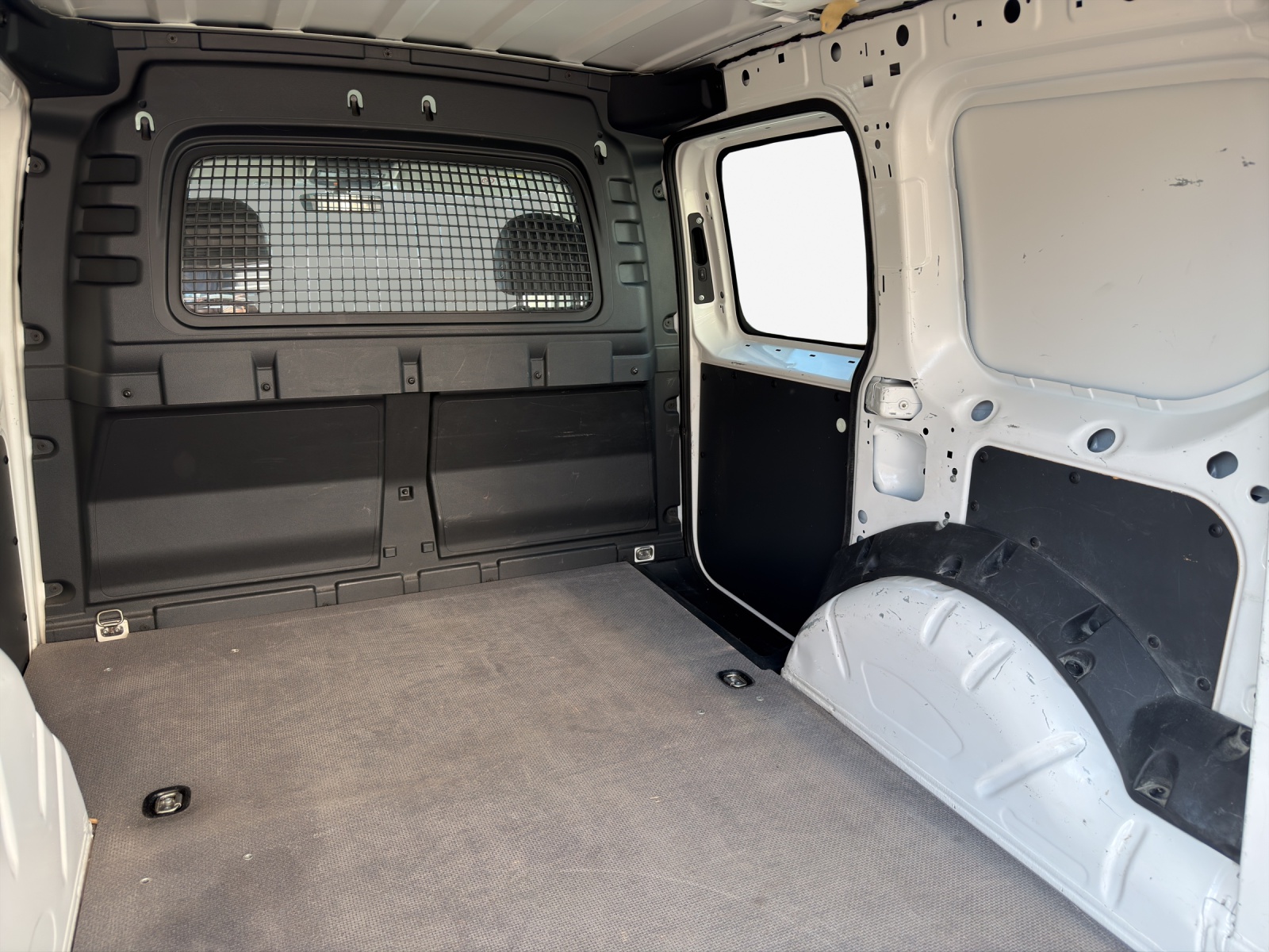 VW Caddy Cargo 2.0TDI-image-13