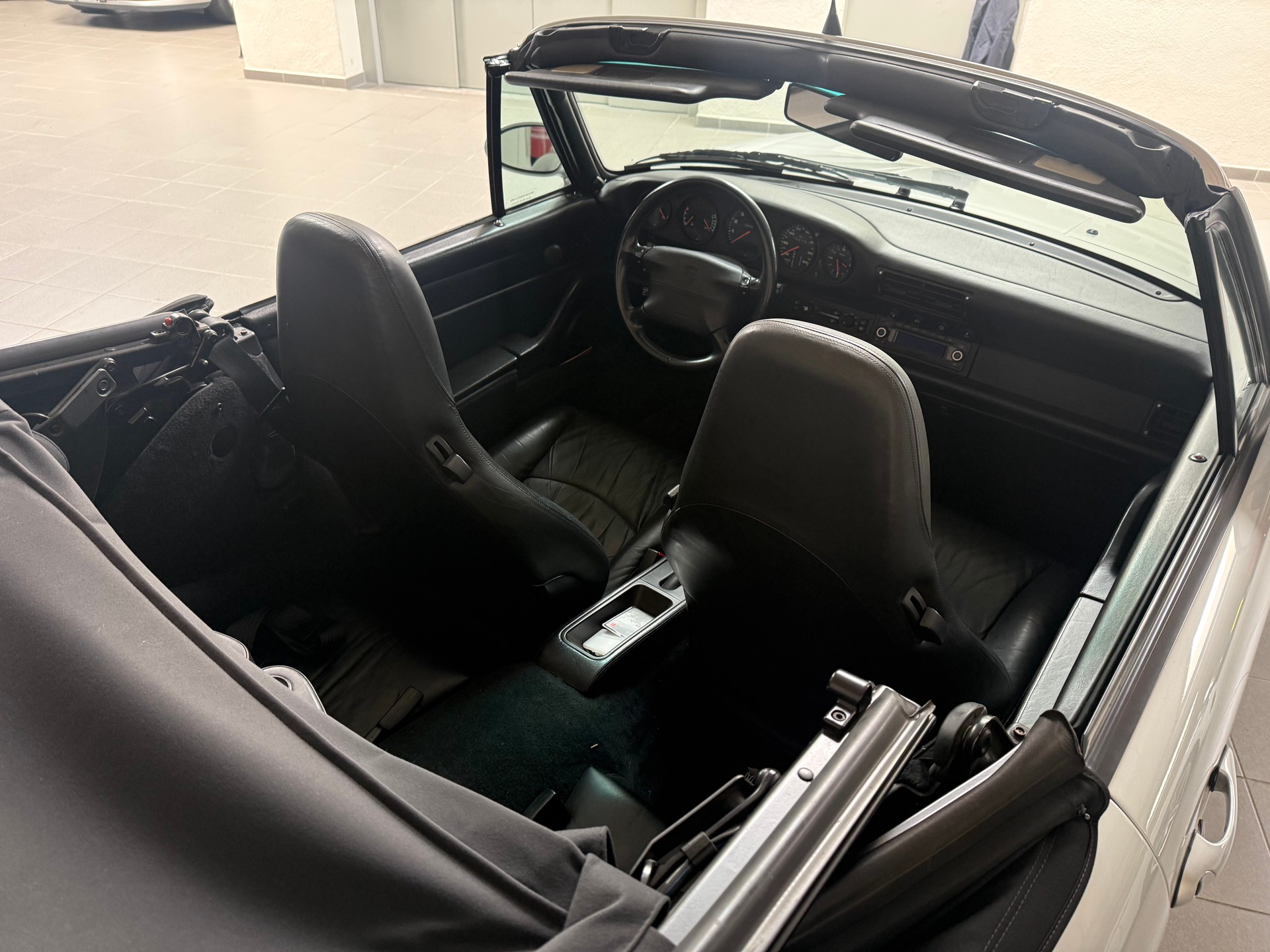 PORSCHE 911 Carrera Cabrio-image-13
