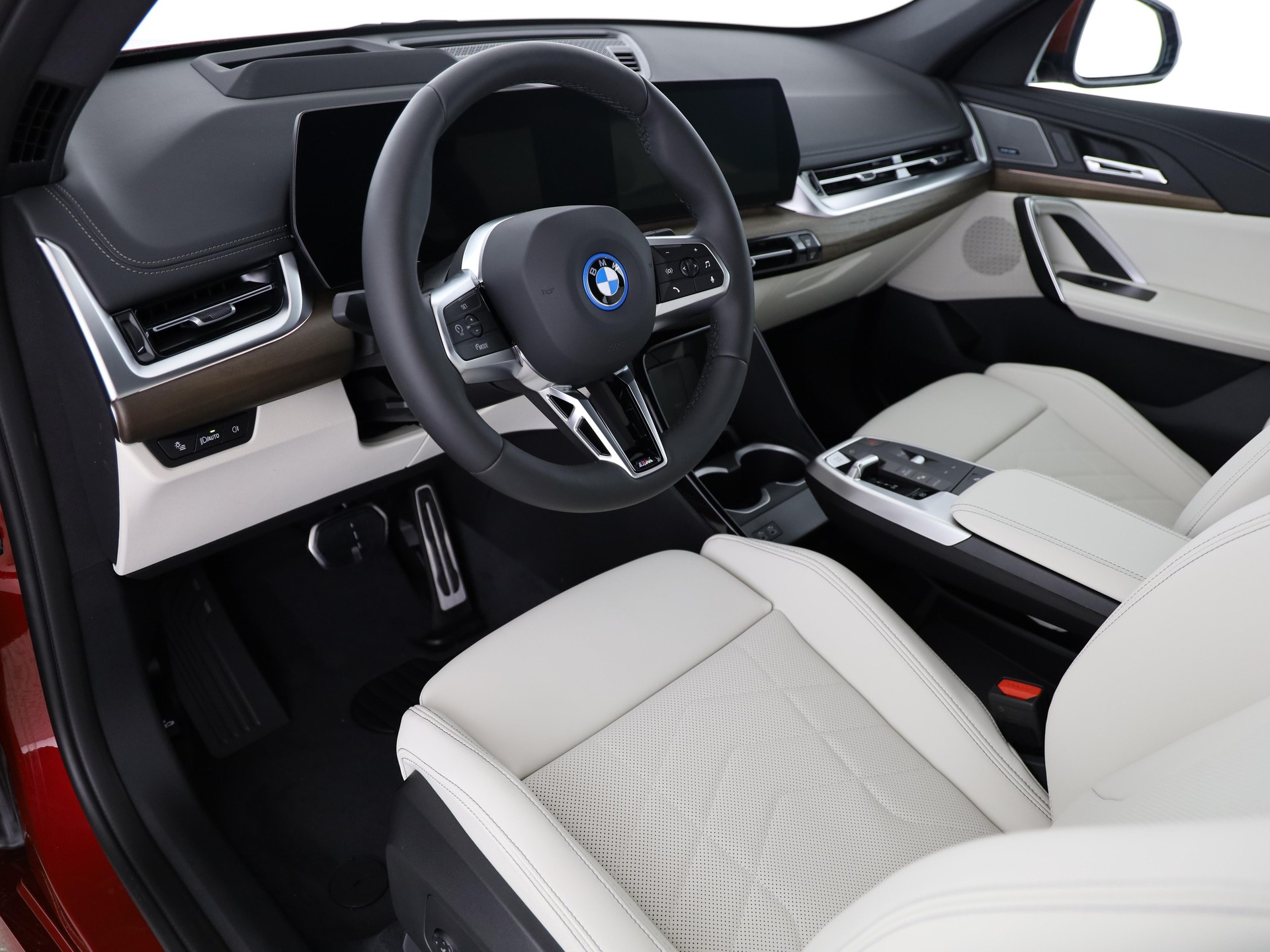 BMW iX1 30 xDrive-image-11