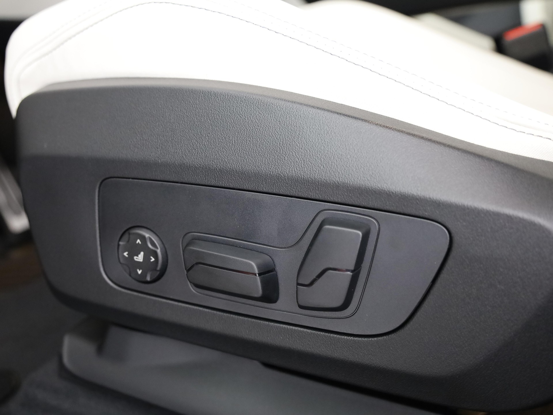BMW iX1 30 xDrive-image-15