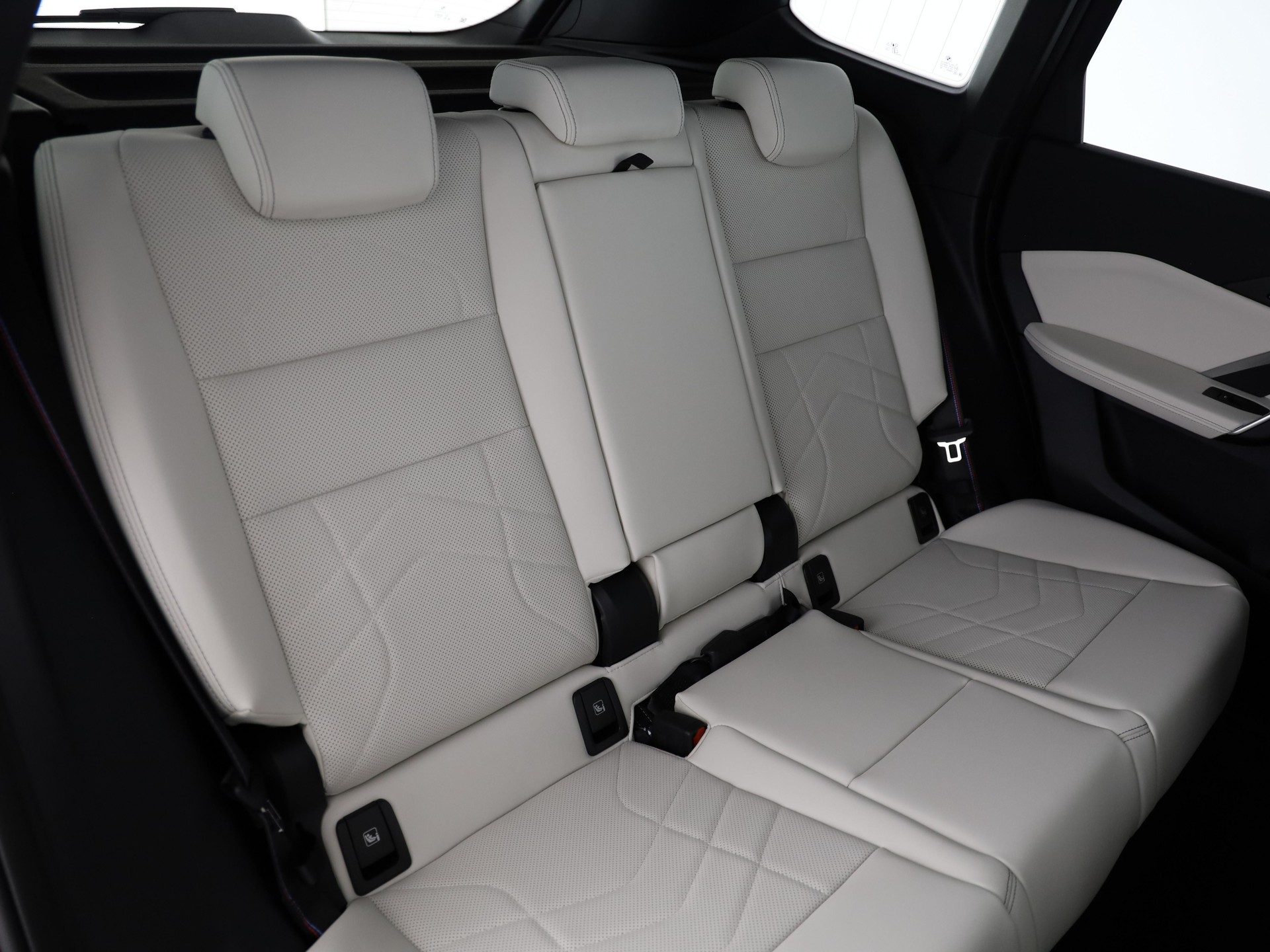 BMW iX1 30 xDrive-image-14