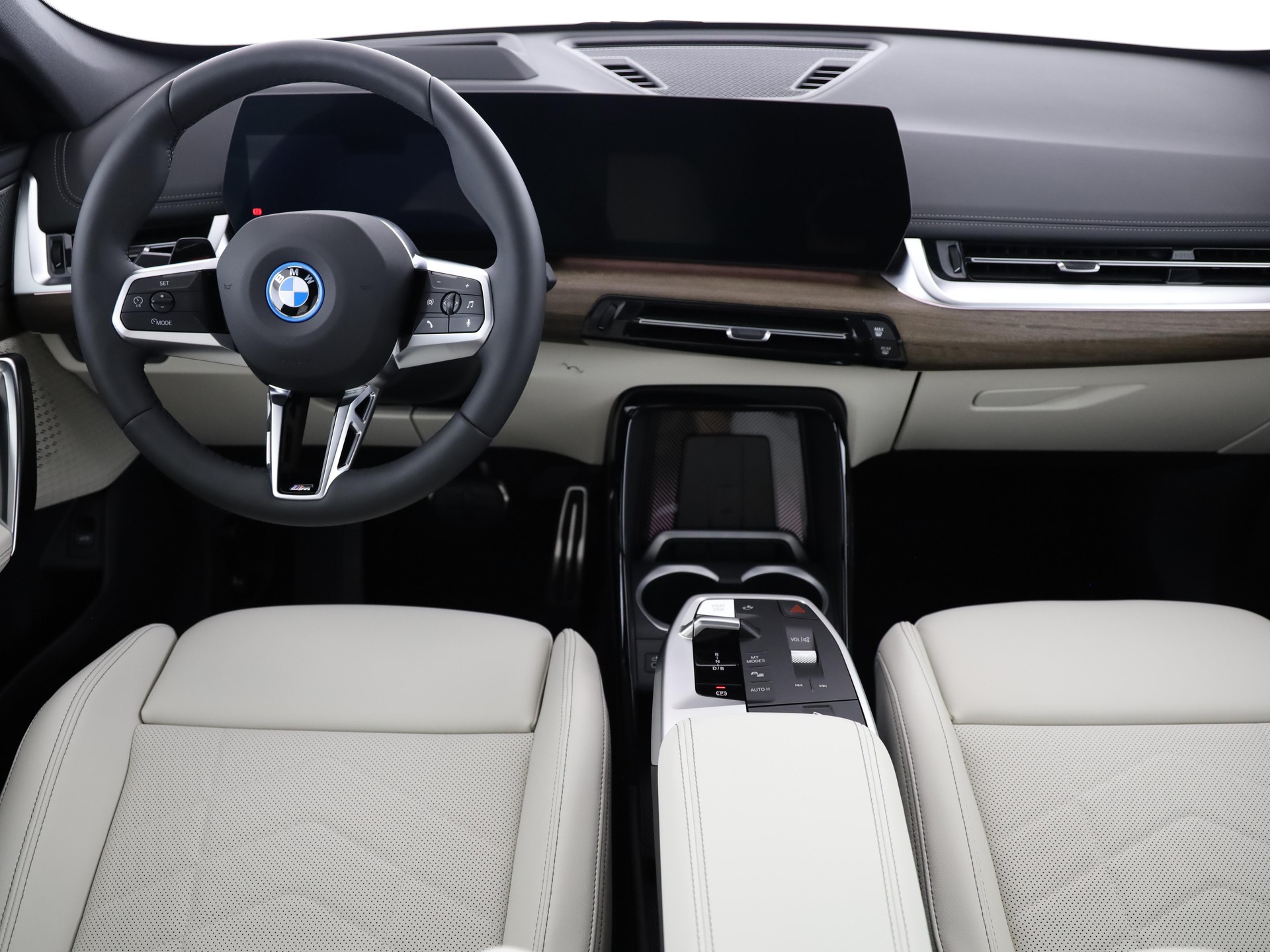 BMW iX1 30 xDrive-image-16