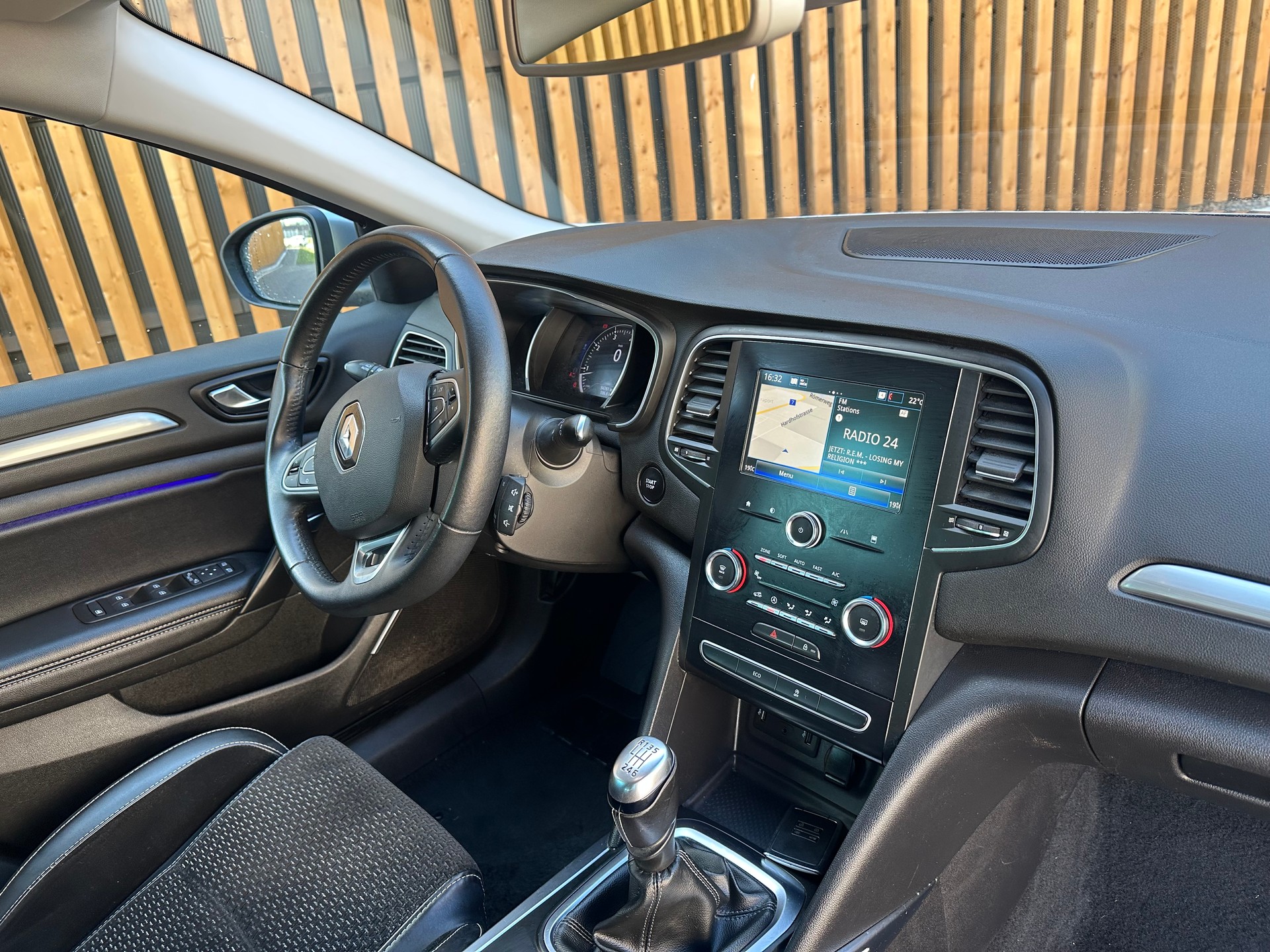 RENAULT Mégane Grandtour 1.2 16V Turbo GT Line-image-12
