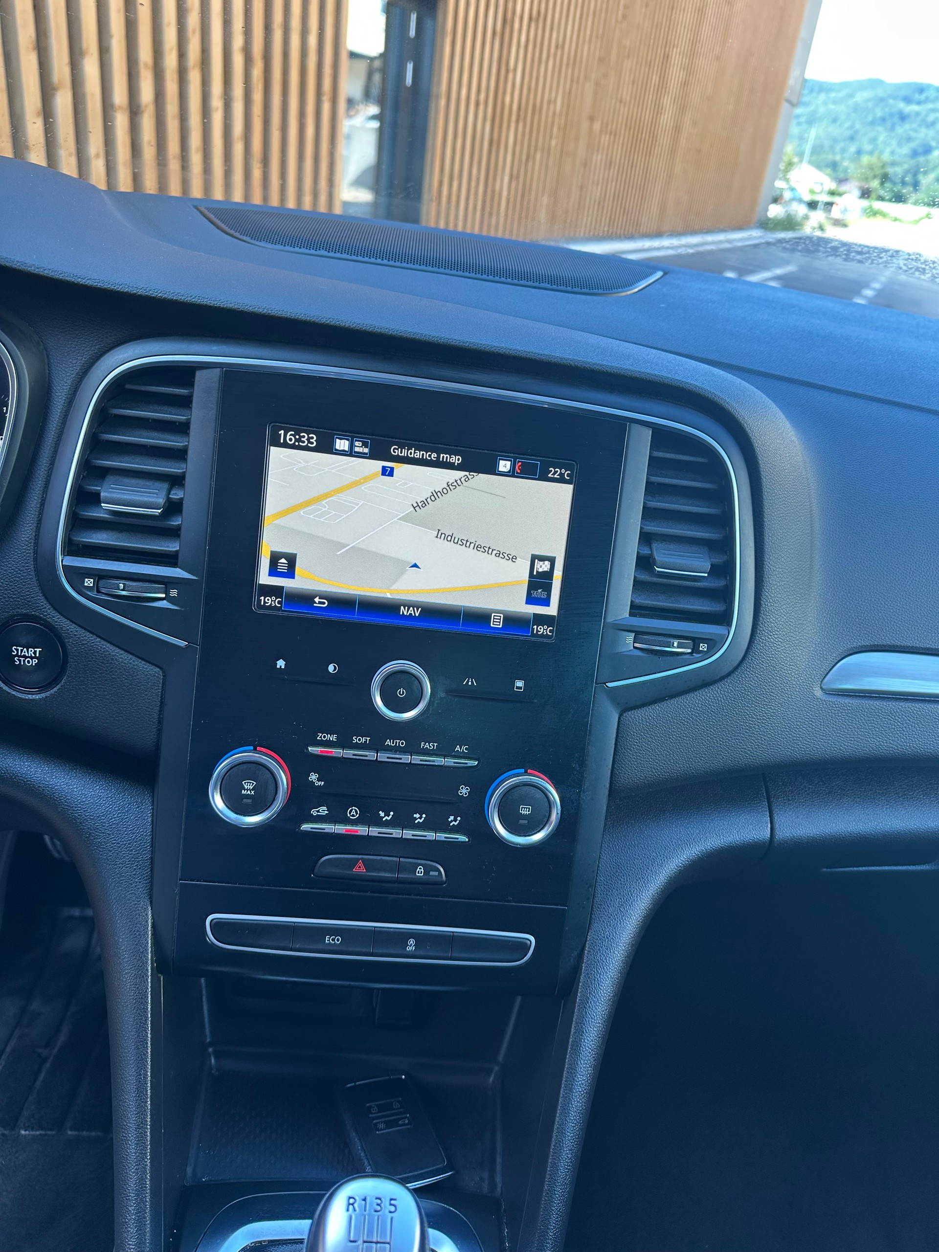 RENAULT Mégane Grandtour 1.2 16V Turbo GT Line-image-13
