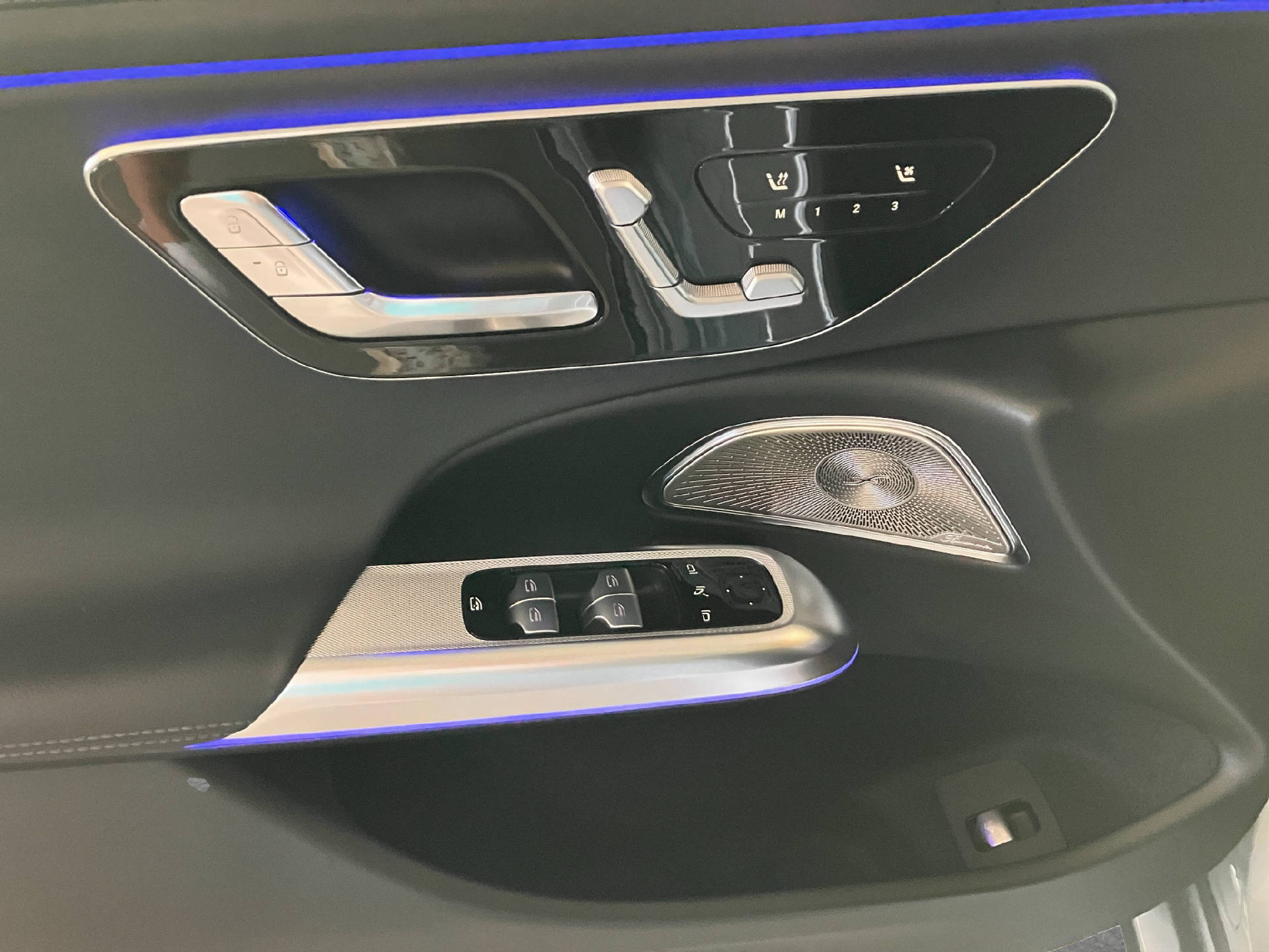 MERCEDES-BENZ E 300 de AMG Line 4matic Kombi-image-12