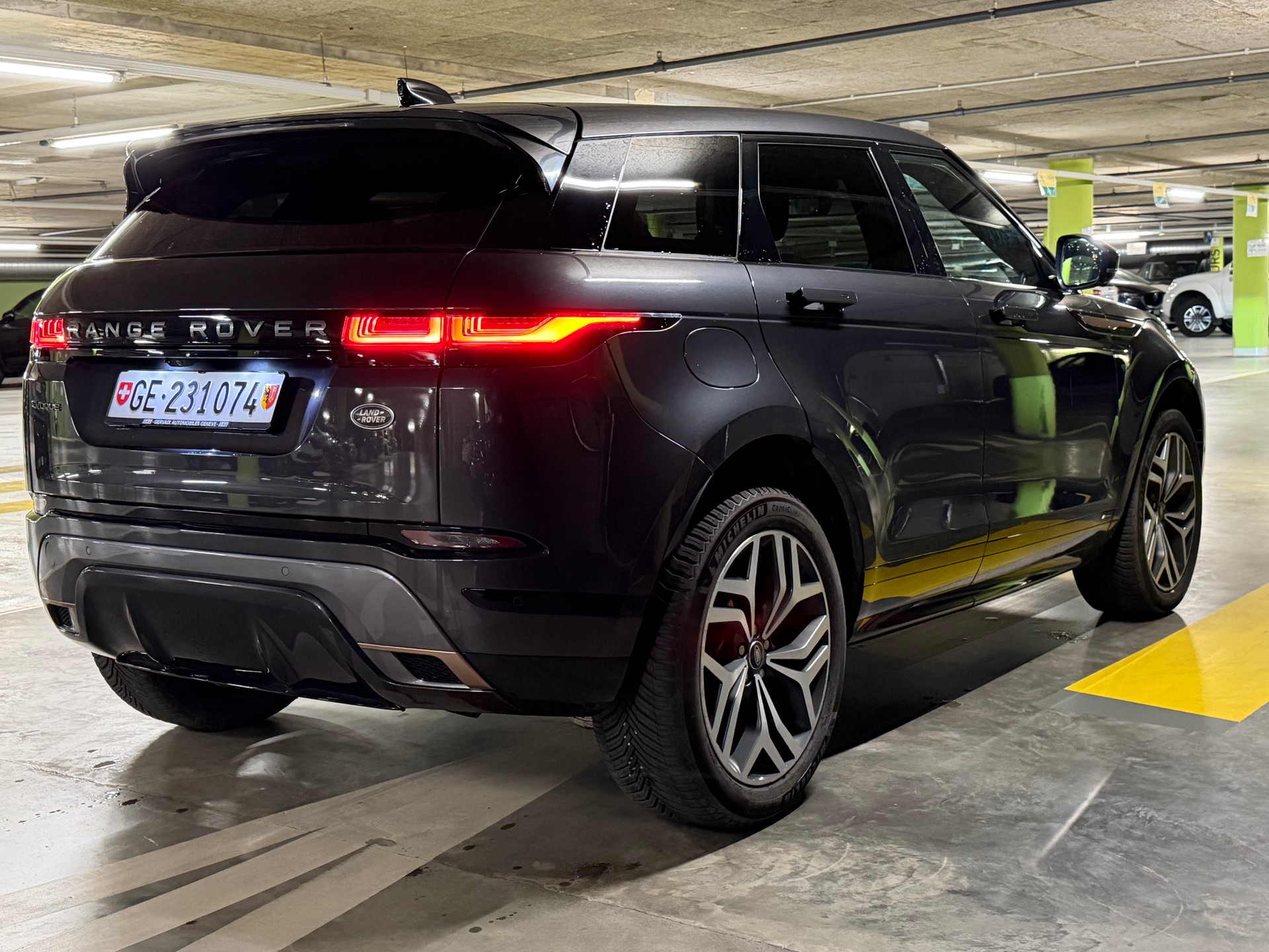 LAND ROVER 2.0 T 250 R-Dynamic HSE-image-3