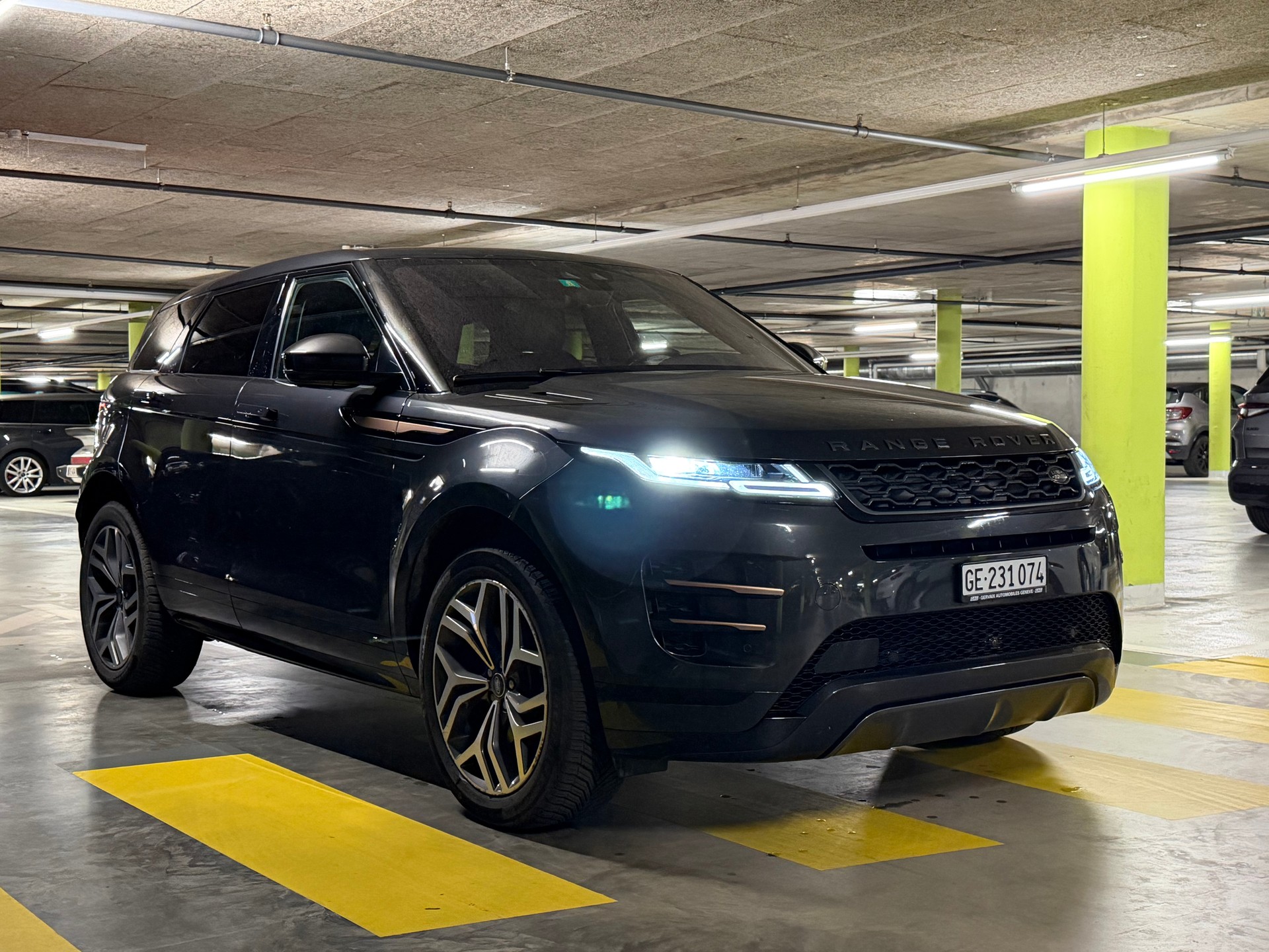 LAND ROVER 2.0 T 250 R-Dynamic HSE-image-1