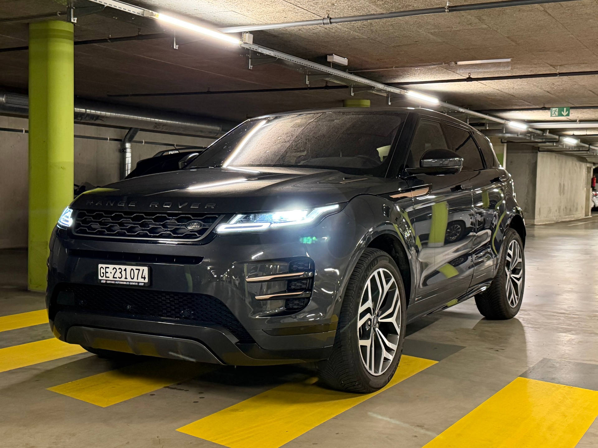 LAND ROVER 2.0 T 250 R-Dynamic HSE-image-0