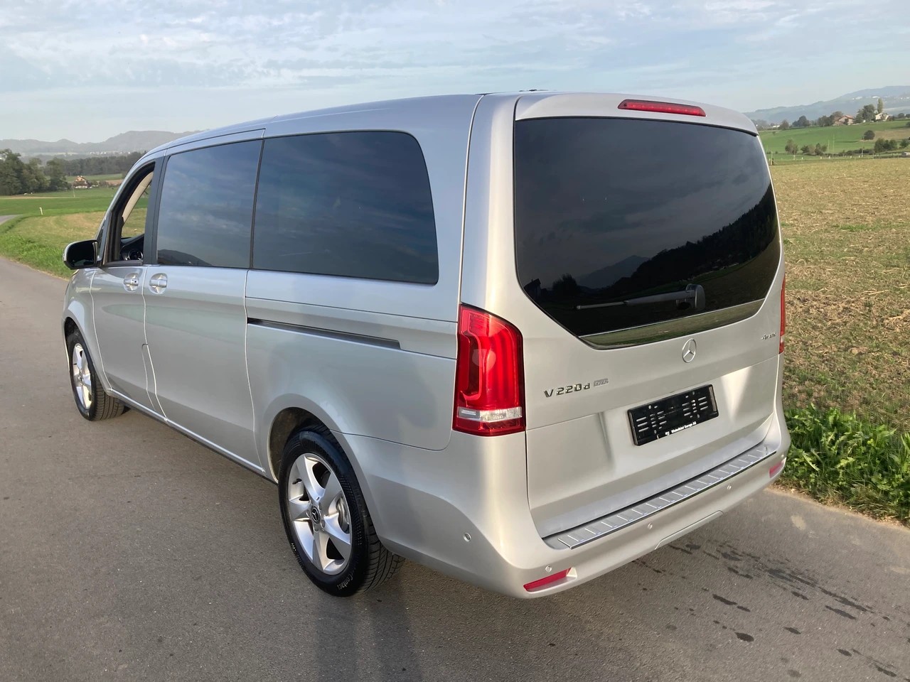 MERCEDES-BENZ V 220 d lang 4Matic 9G-Tronic 7 Sitzer-image-3