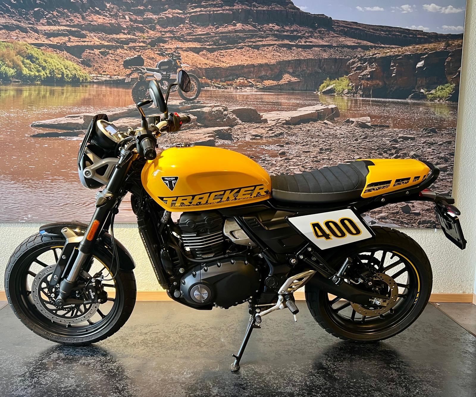 TRIUMPH TRACKER-showroom-element-3