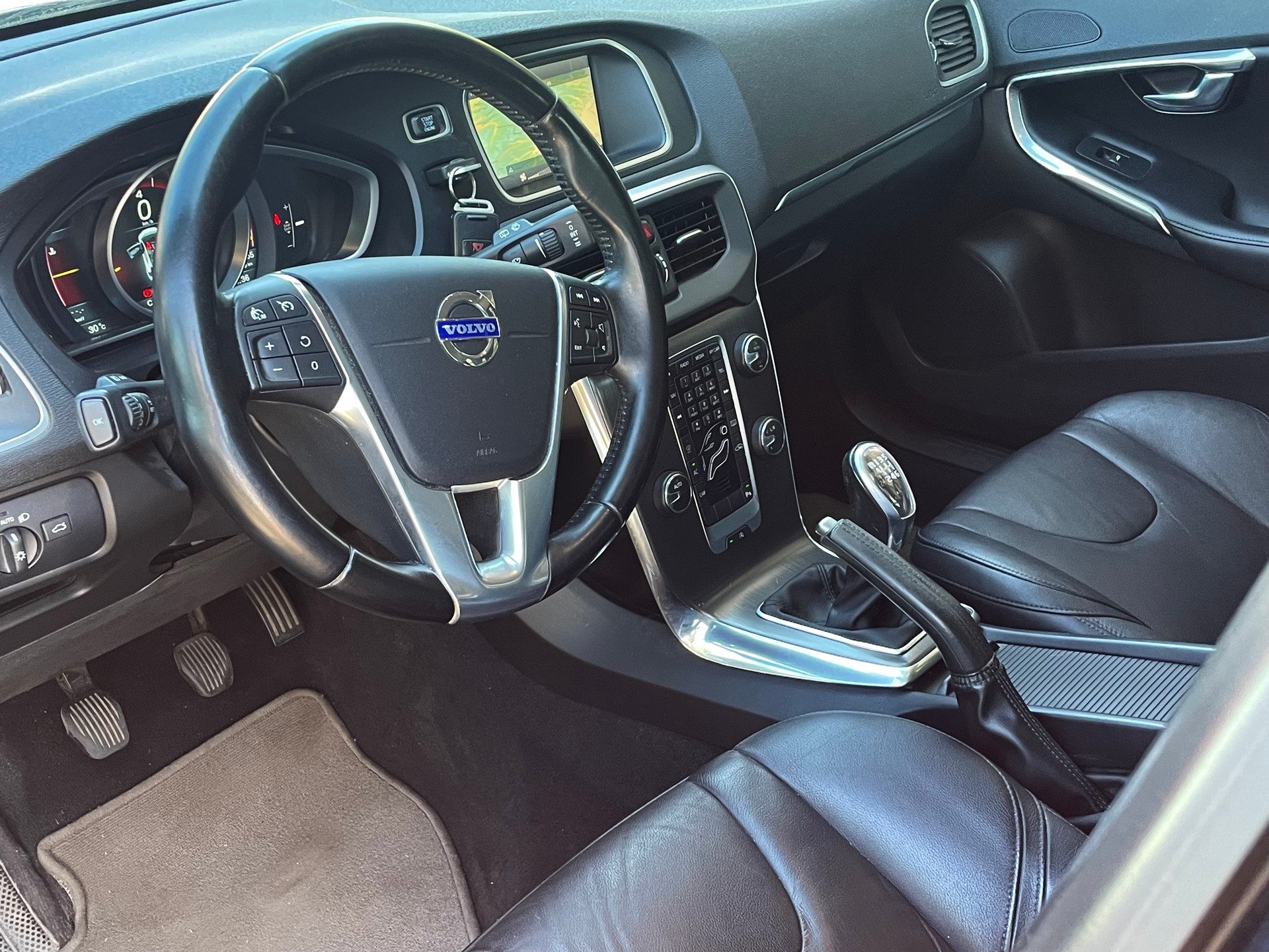 VOLVO V40 T3 Kinetic-image-2