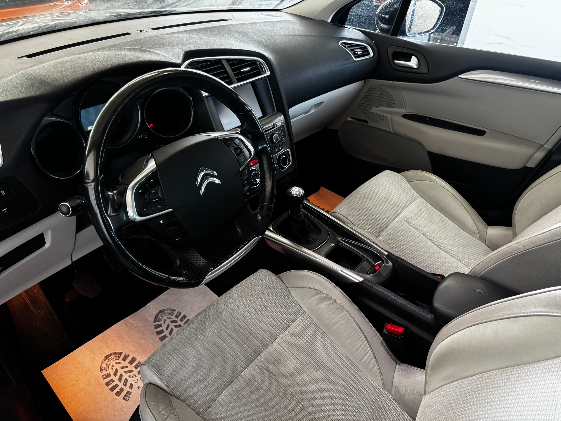 CITROEN C4 1.6 e-HDi Séduction-image-12