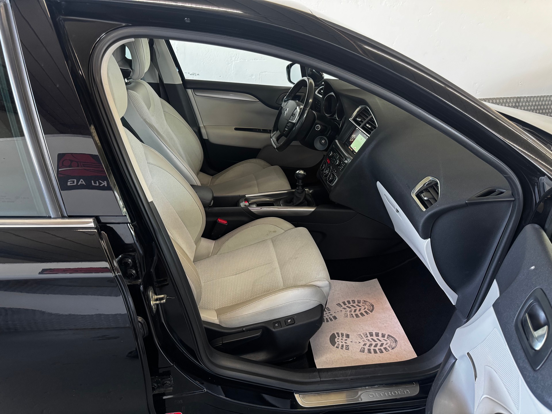 CITROEN C4 1.6 e-HDi Séduction-image-17