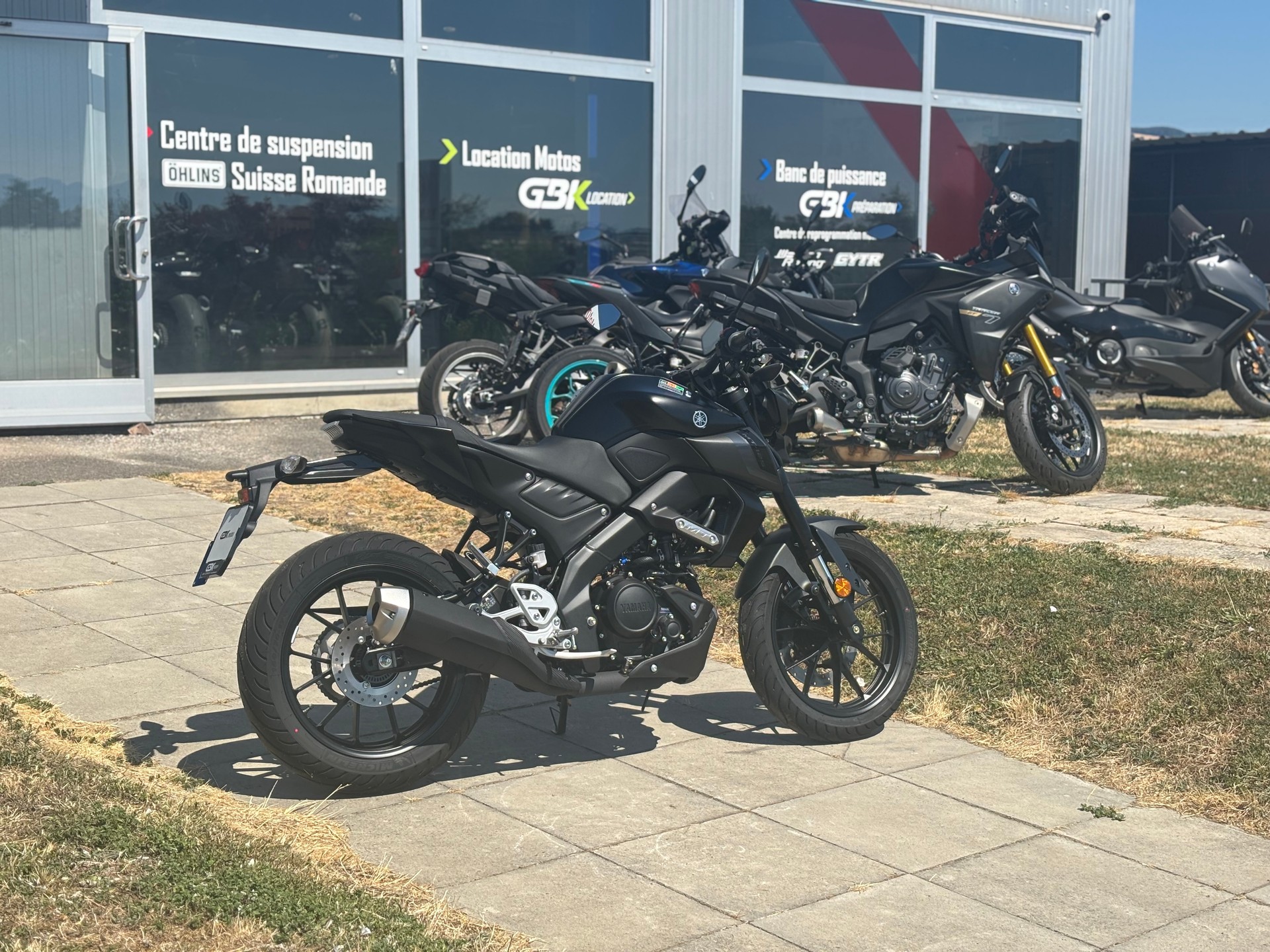 YAMAHA MT-125 ABS-showroom-element-1