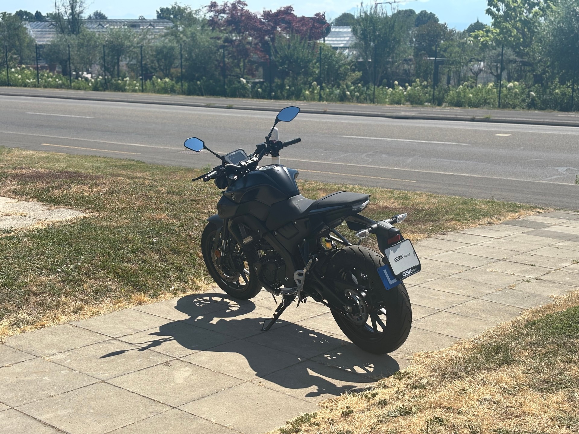 YAMAHA MT-125 ABS-showroom-element-3