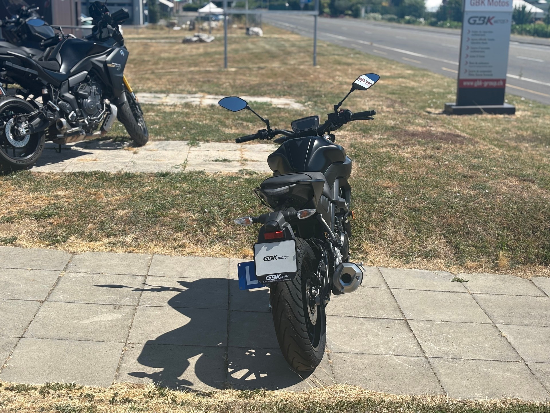 YAMAHA MT-125 ABS-showroom-element-2