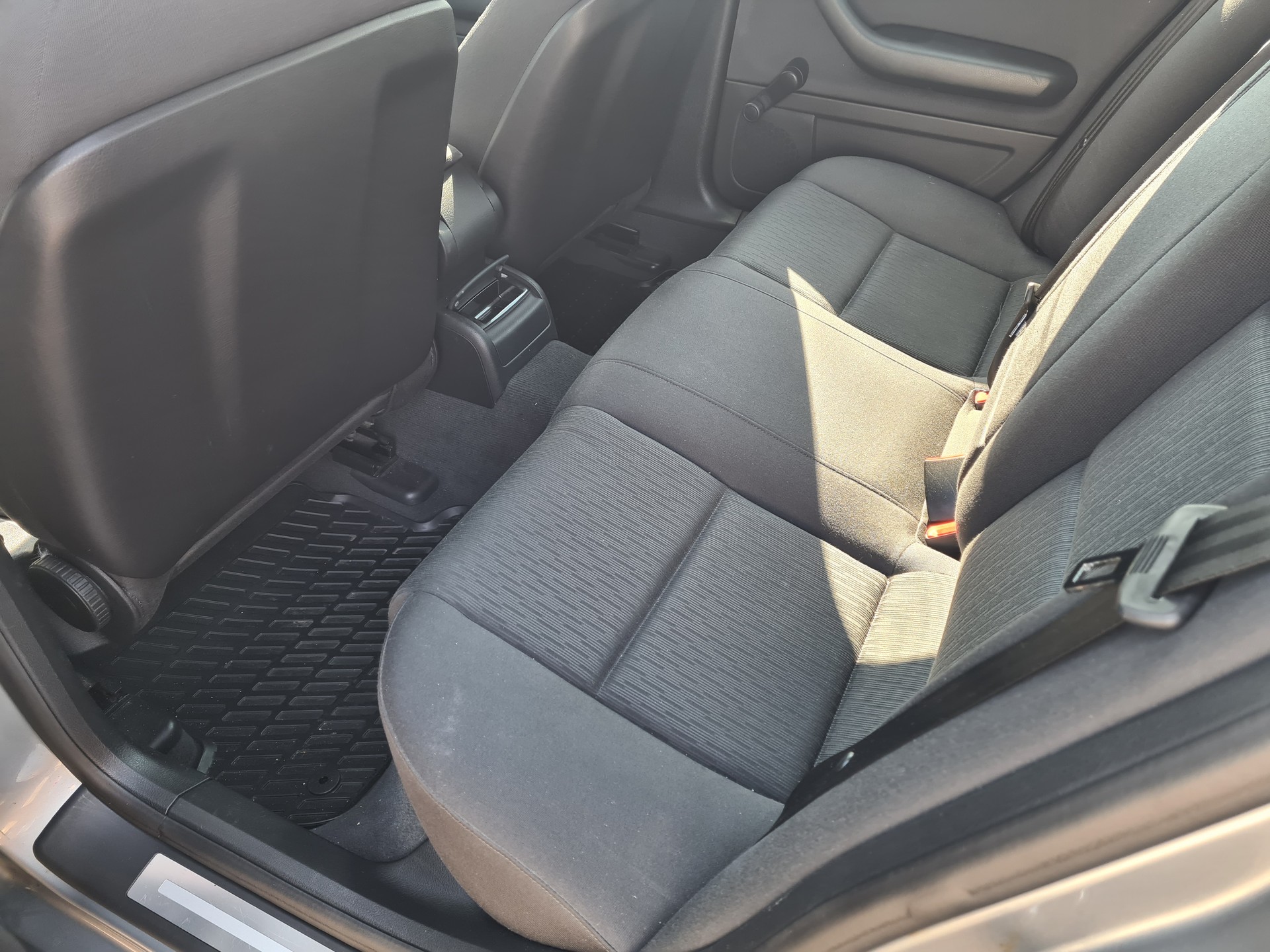 AUDI A4 Limousine 1.6-image-8