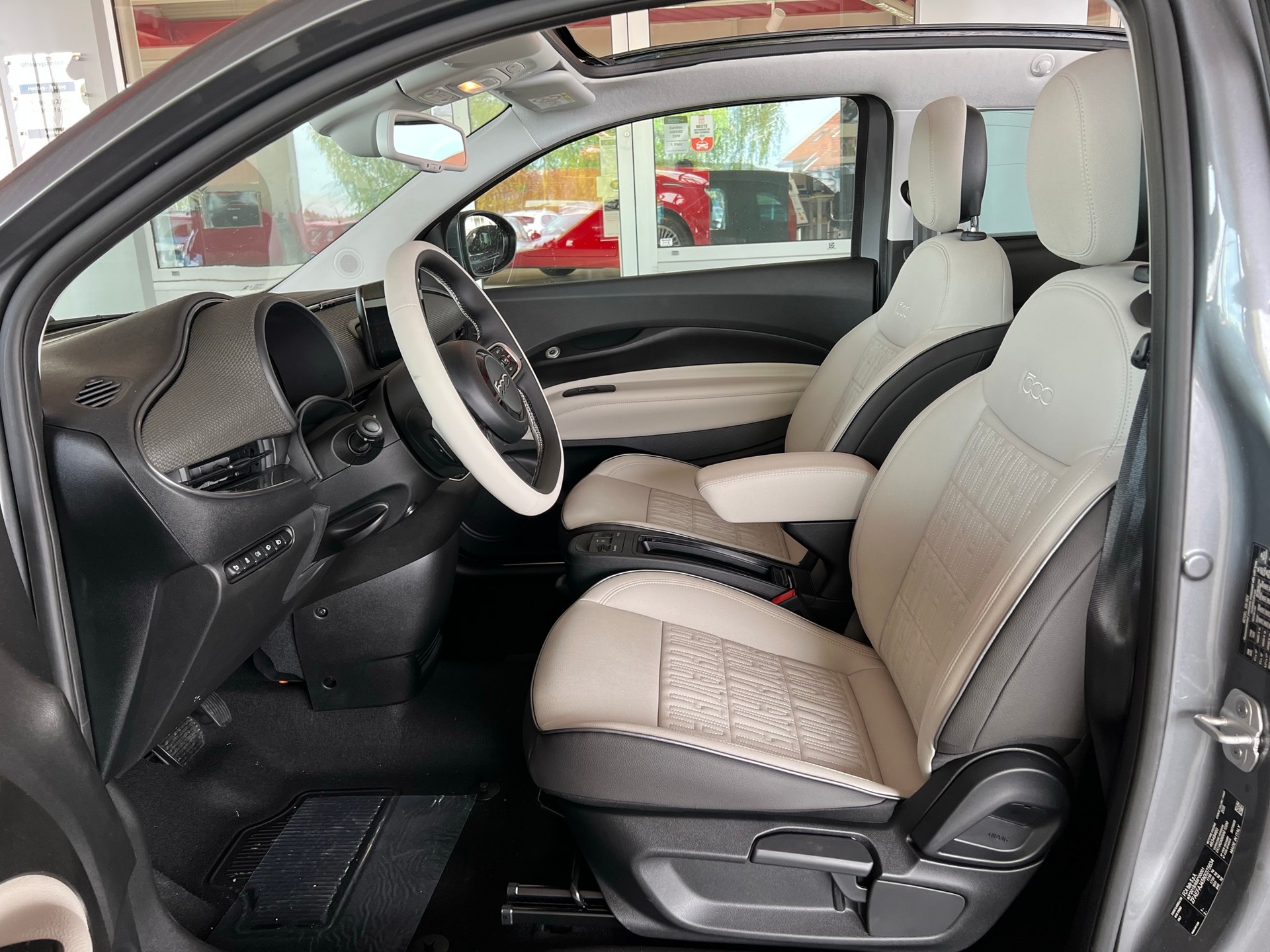 FIAT 500 Cabrio La Prima-image-1
