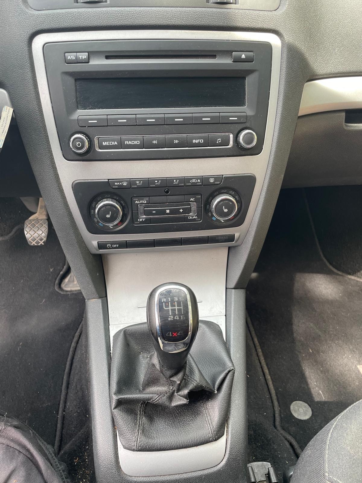SKODA Octavia Combi 2.0 TDI AllDrive 4x4-image-13