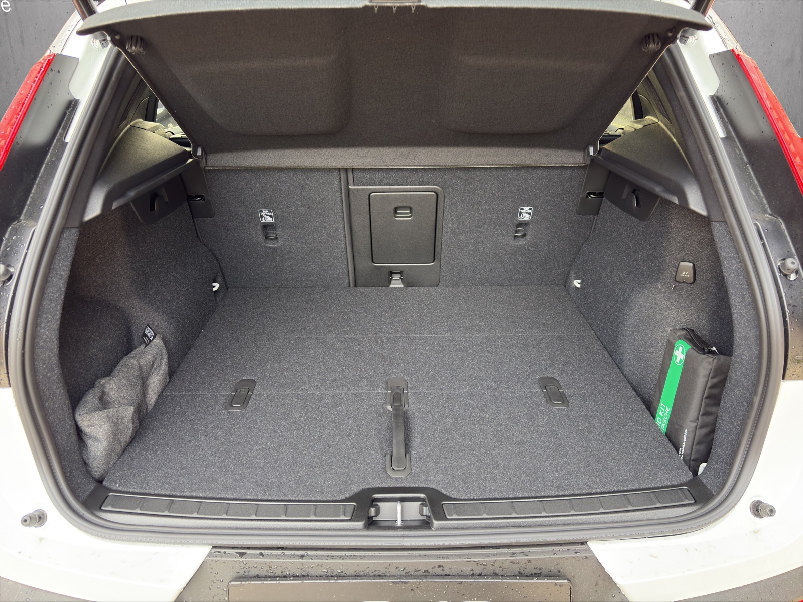 VOLVO XC40 B4 Benzin Mild Hybrid Ultra Black Edition DCT-image-12