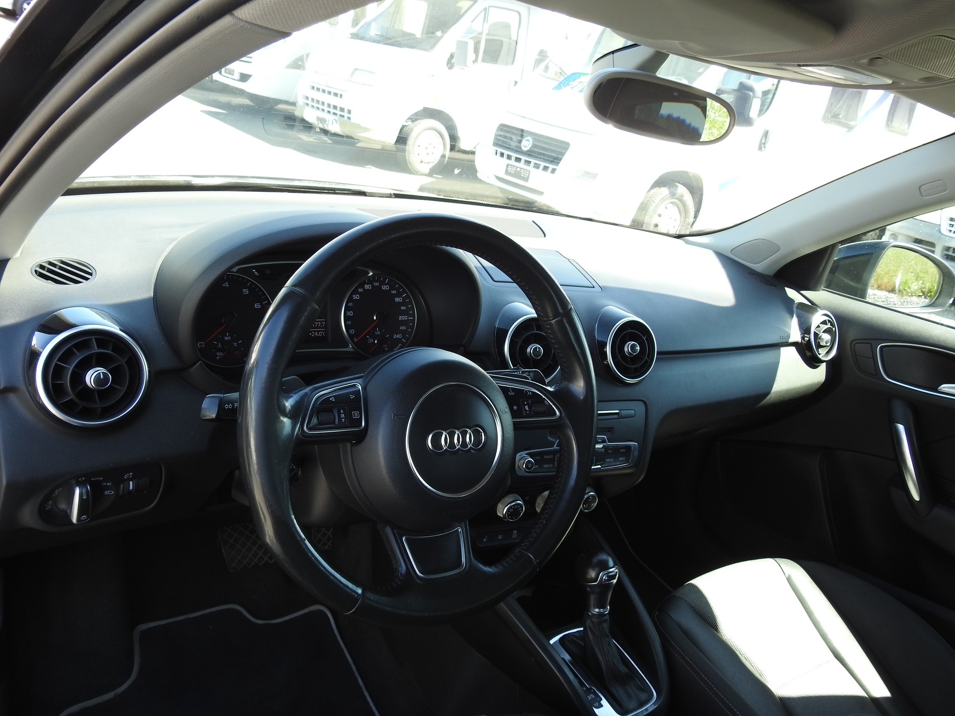 AUDI A1 Sportback 1.4 TFSI Design S-tronic-image-11