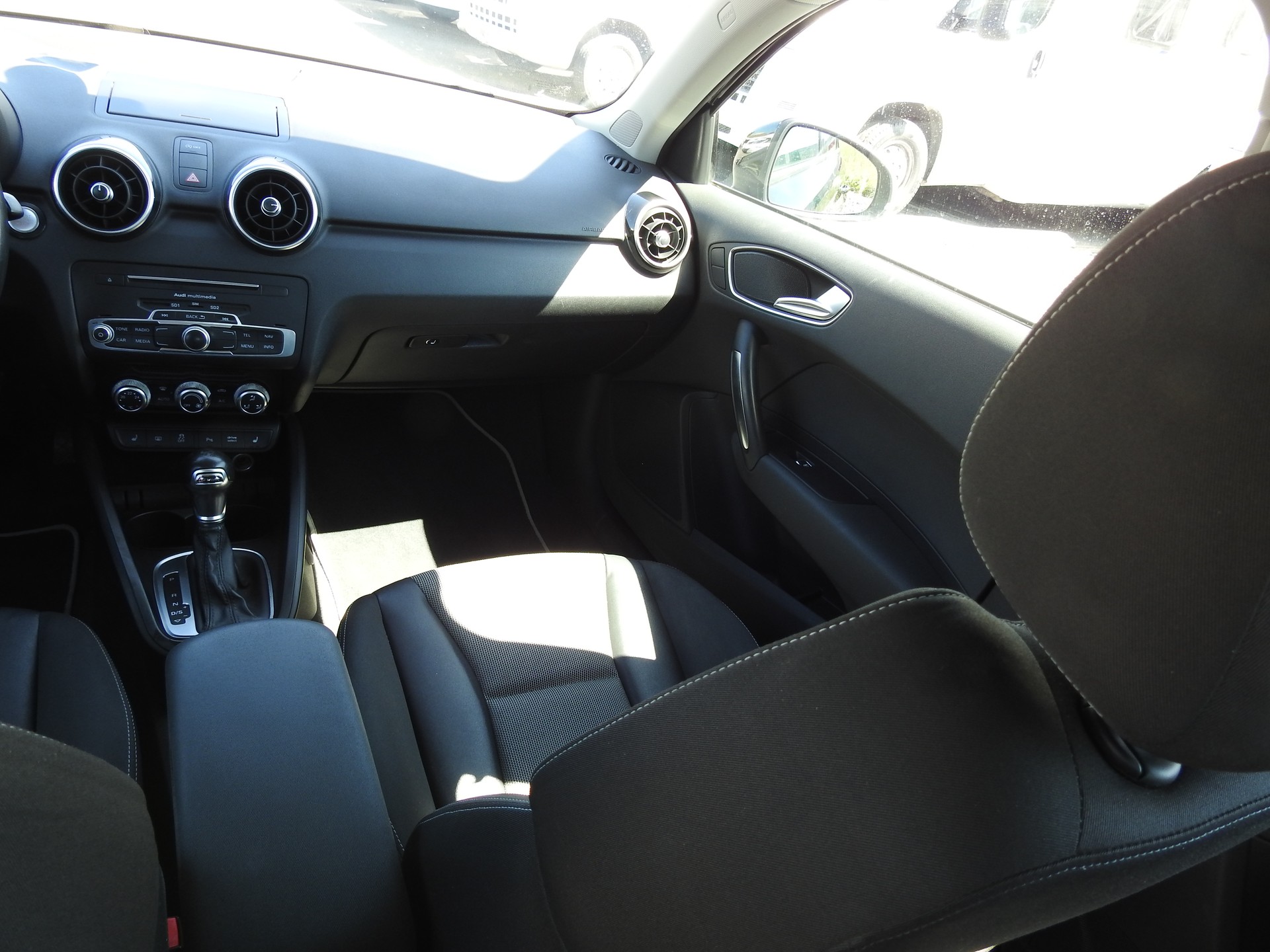 AUDI A1 Sportback 1.4 TFSI Design S-tronic-image-18