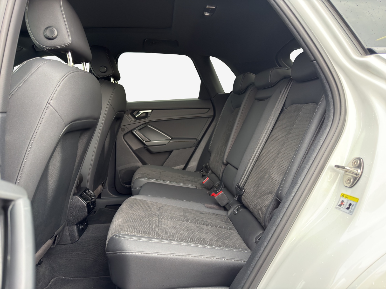 AUDI Q3 40 TFSI S line quattro S-tronic-image-11