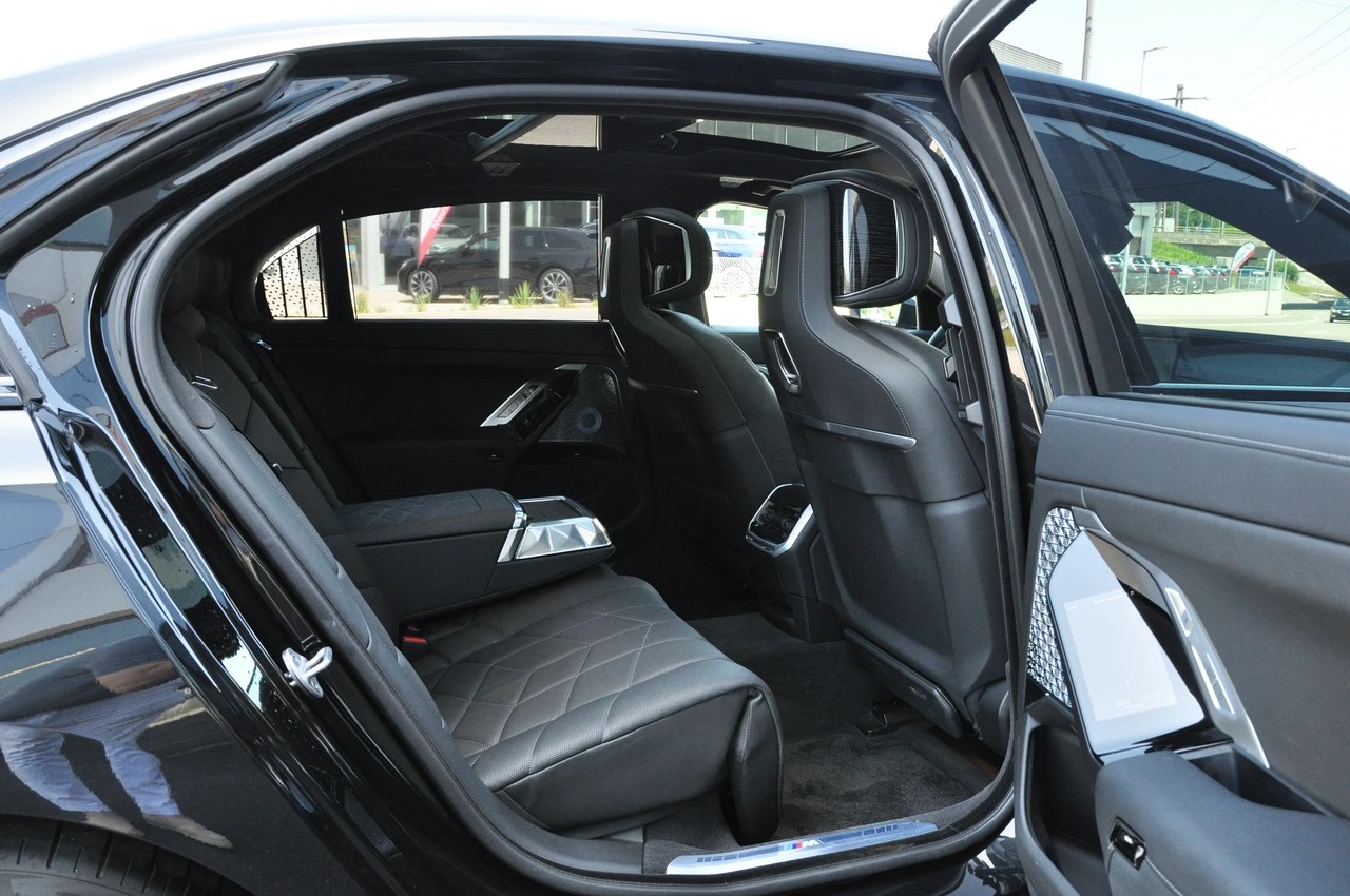 BMW 740d xDrive 48V M Sport Pro Steptronic-image-10
