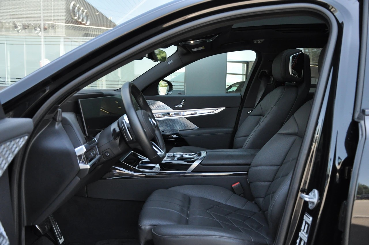 BMW 740d xDrive 48V M Sport Pro Steptronic-image-13