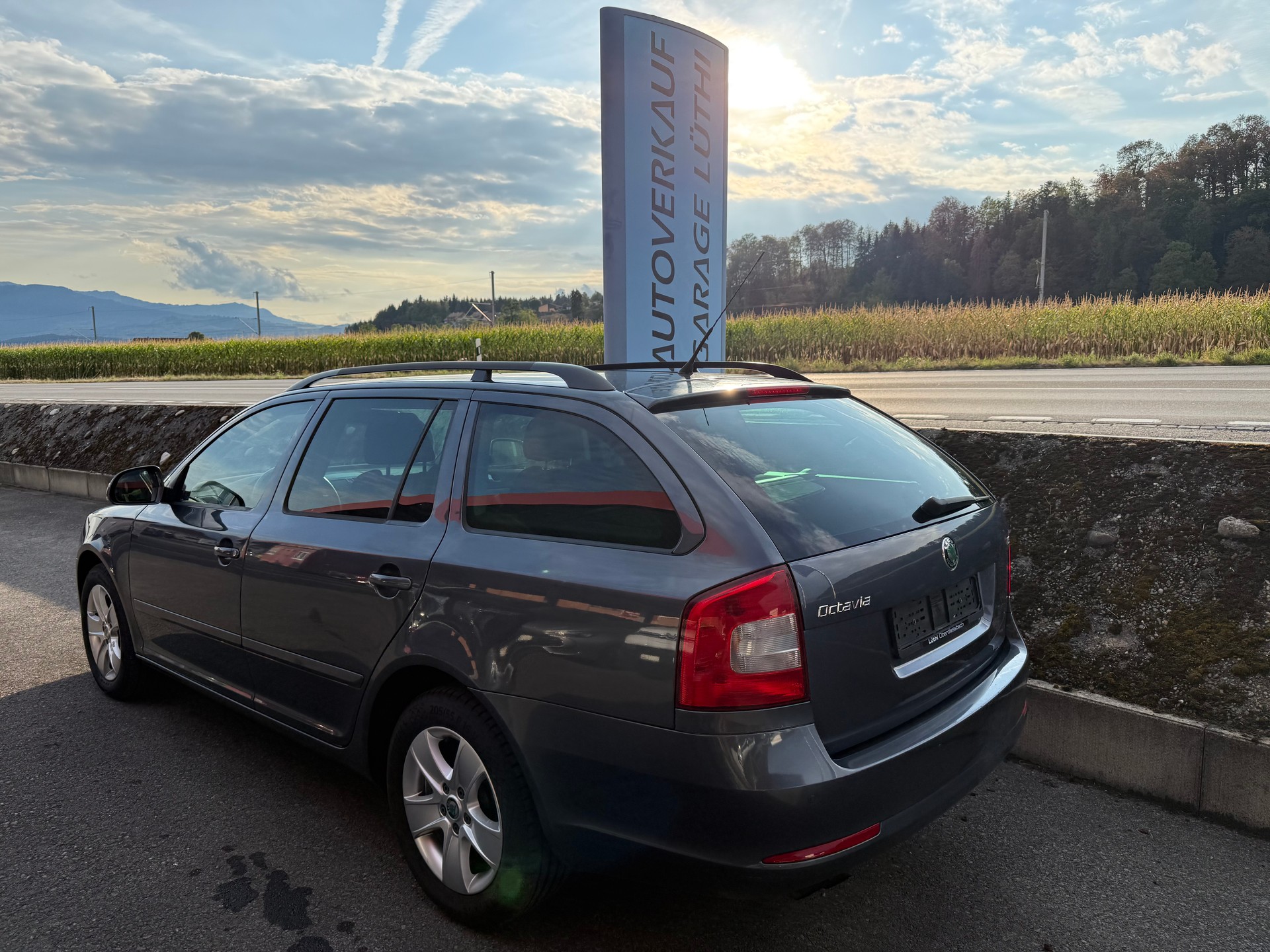 SKODA Octavia Combi 1.8 TSI Elegance-image-1