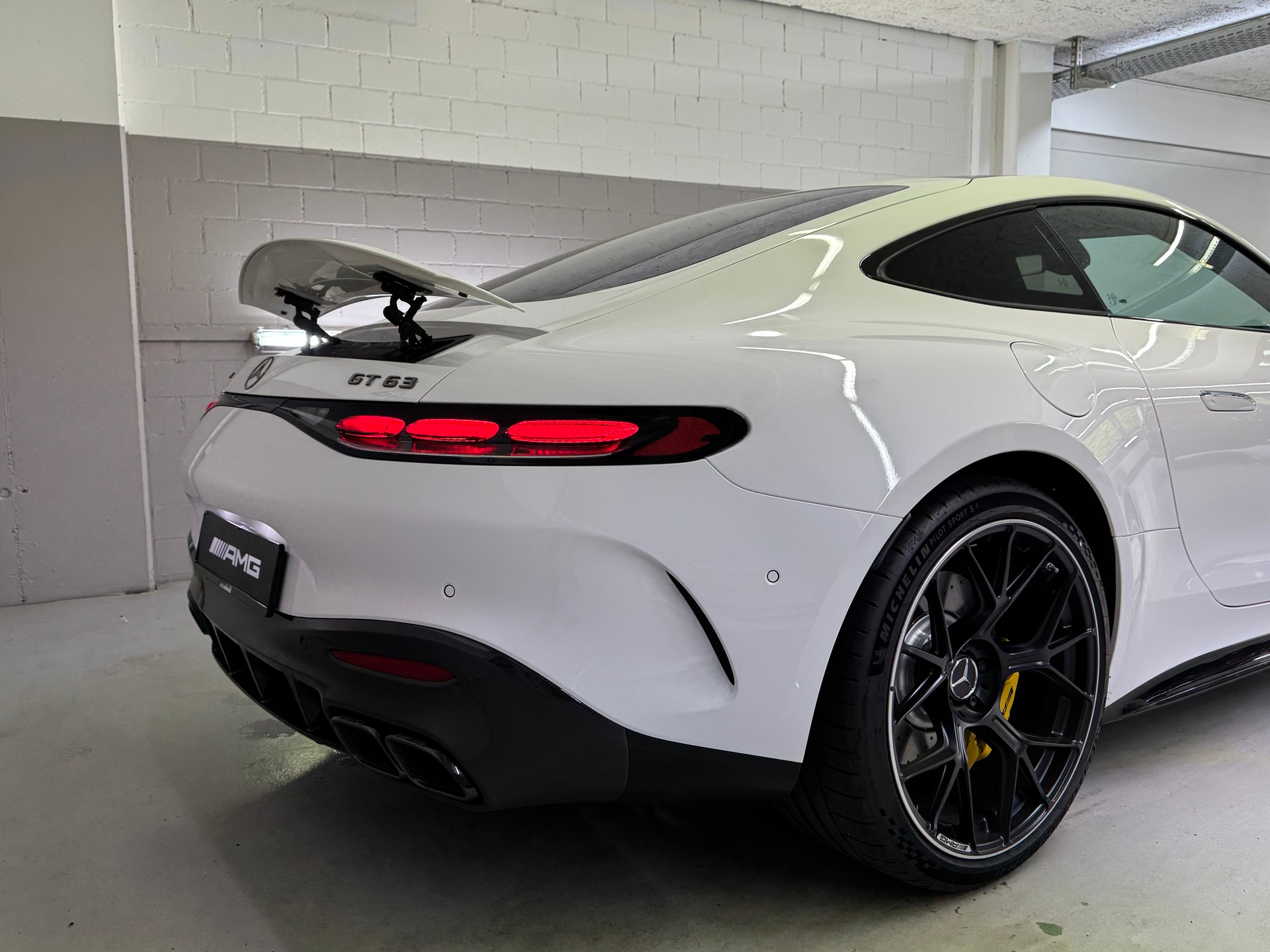 MERCEDES-BENZ AMG GT 63 4Matic+ Executive Edition-image-3