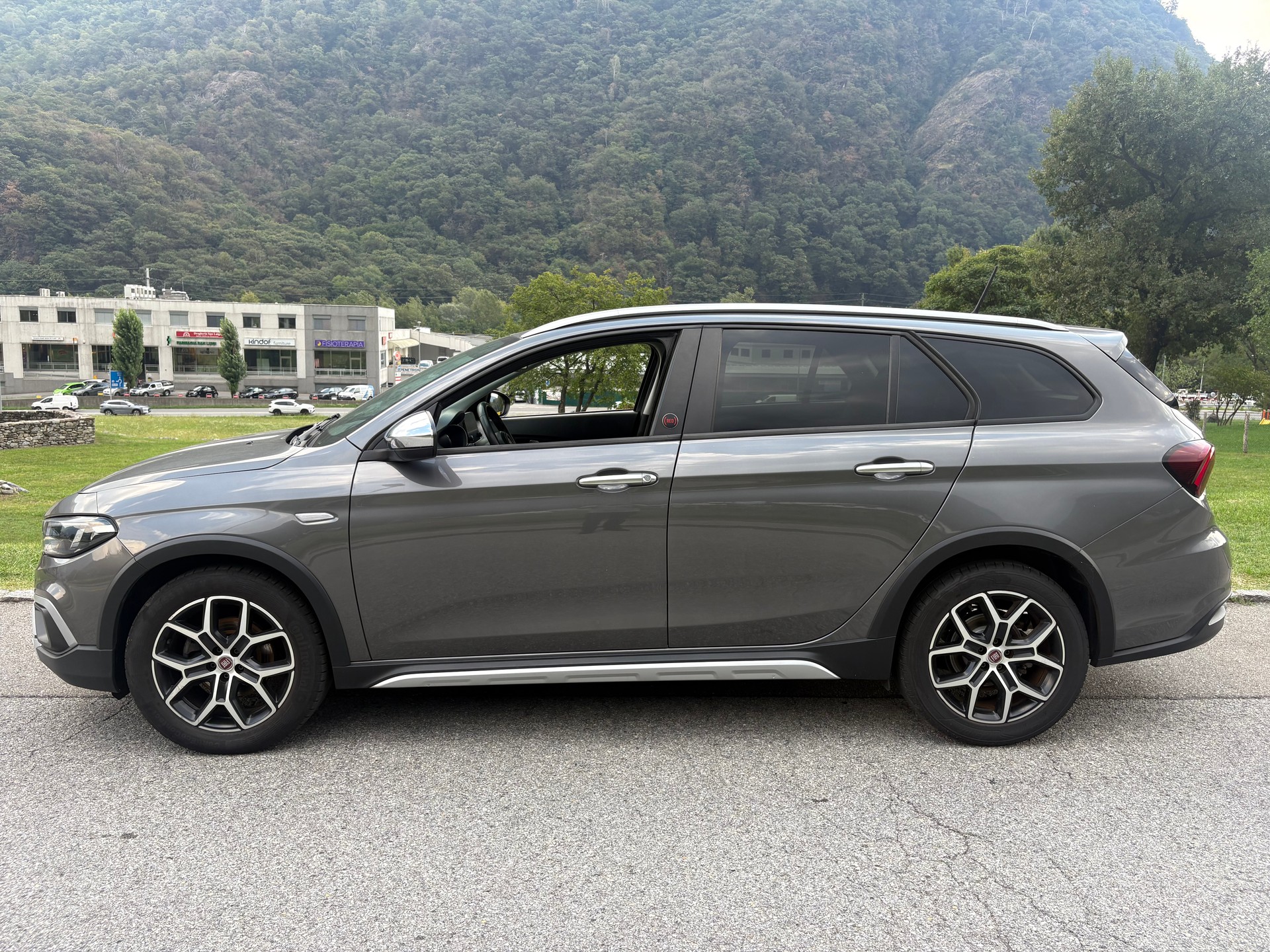 FIAT Tipo 1.6MJ Station Wagon Cross-image-1