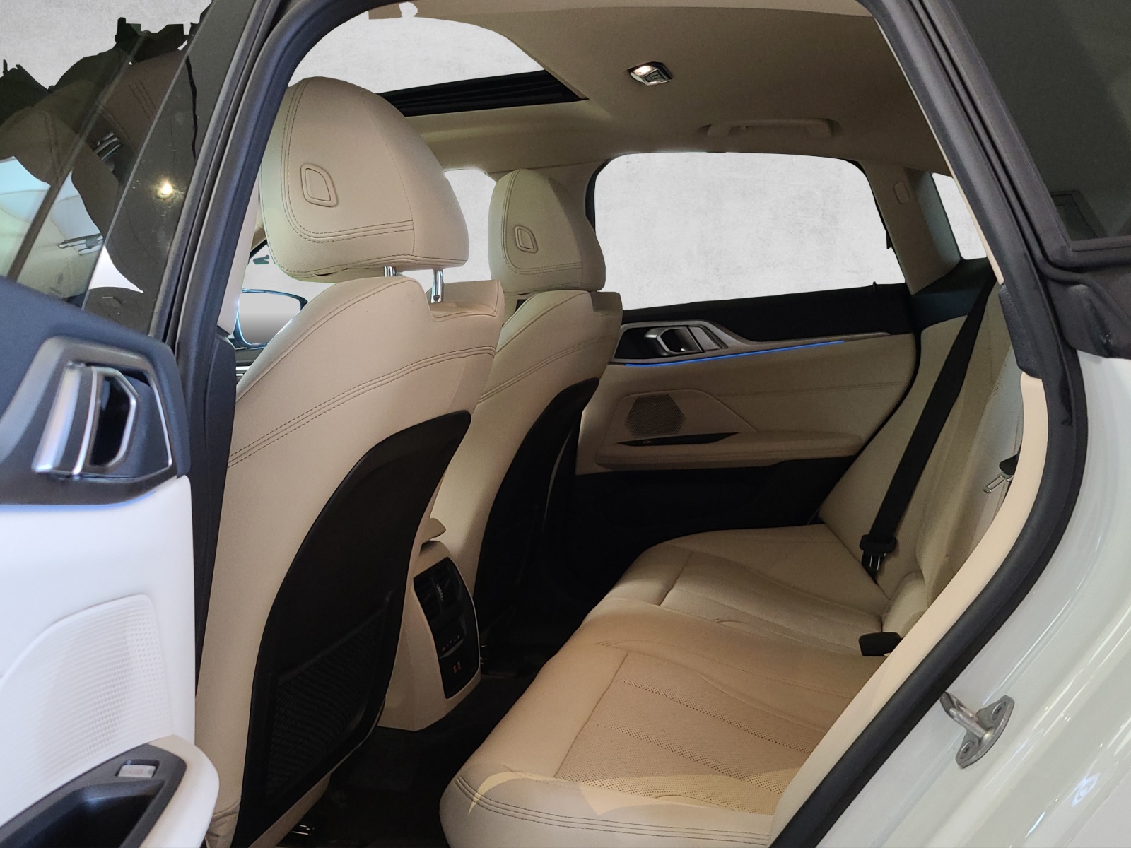 BMW i4 eDrive 40-image-10