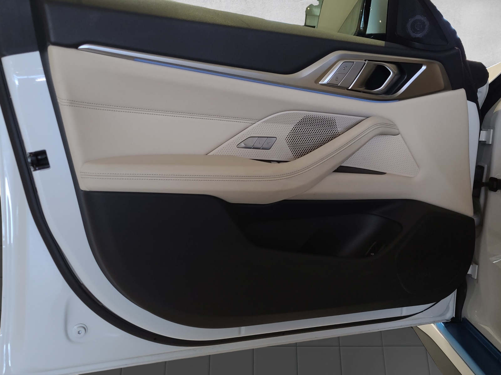 BMW i4 eDrive 40-image-8