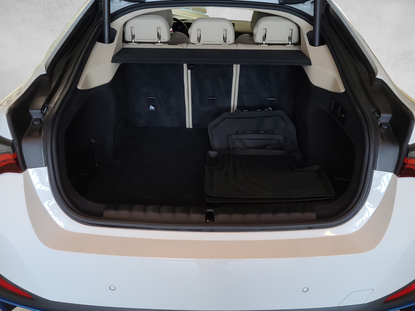 BMW i4 eDrive 40-image-13